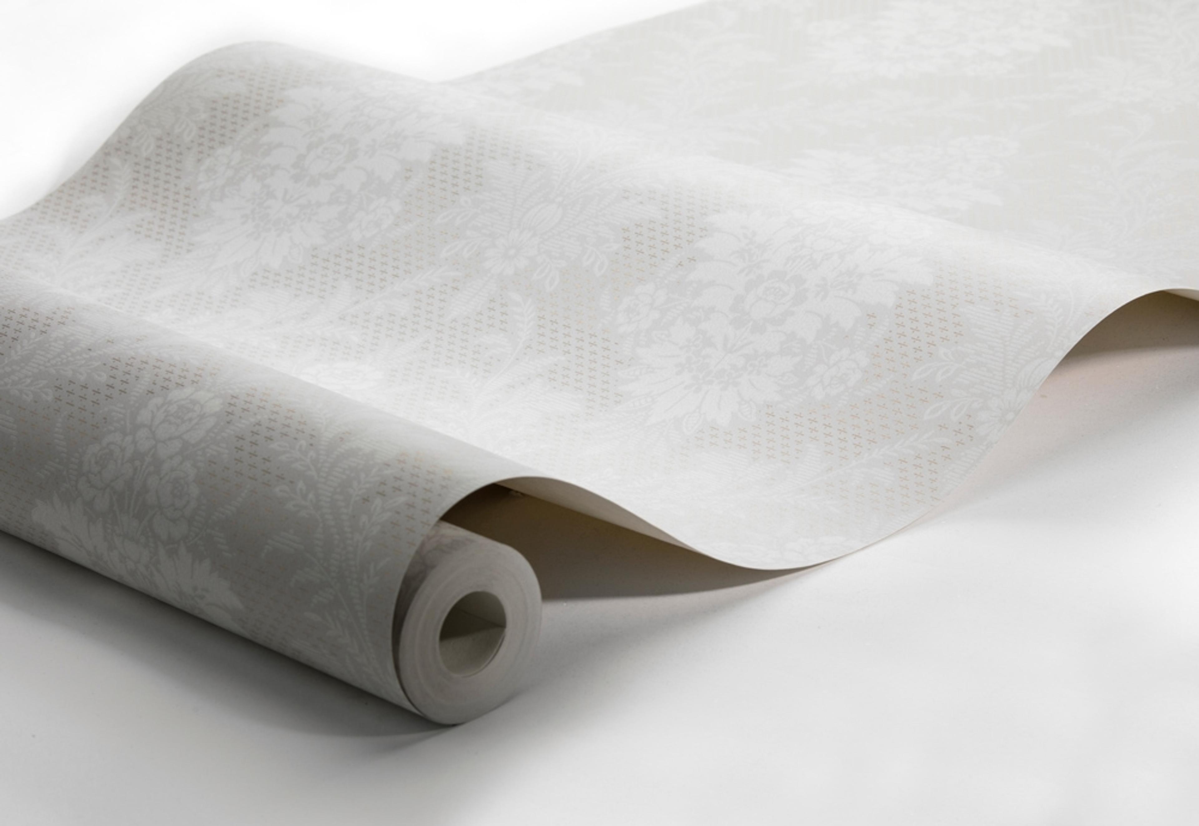 Sofia tapet från Boråstapeter med blommigt mönster i guld och grå. Från kollektionen anno. Nonwoven-material med rak passning. Vintage, lyx-stil. Passar i sovrum och matsal.