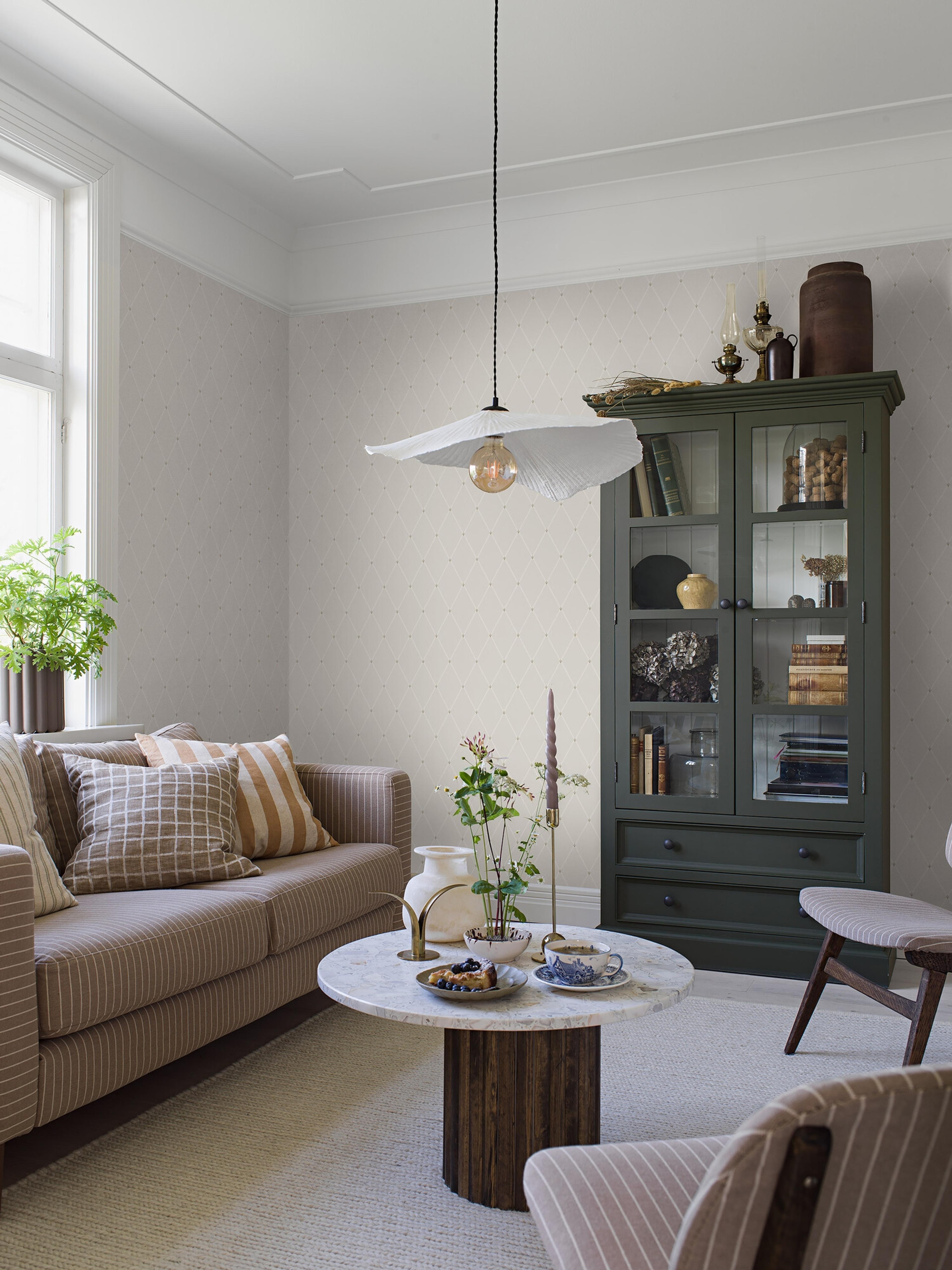 Fredrik tapet med trellis mönster i vit och beige. Från kollektionen timeless traditions. Nonwoven-material med rak passning.