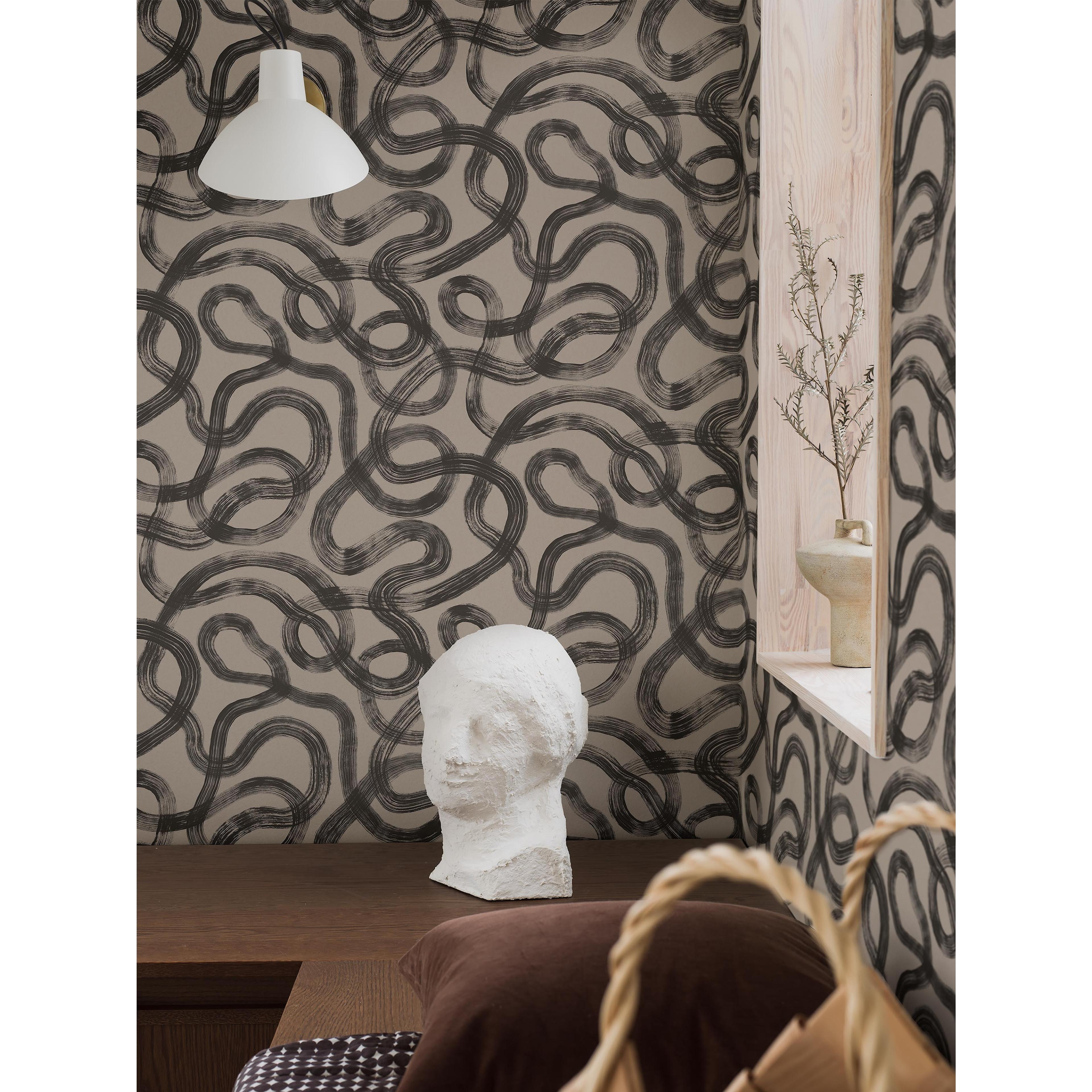 Curve svart, tapet tapet med grafiskt mönster i svart och beige. Från kollektionen Graphics. Nonwoven-material med förskjuten passning. Passar i hall.