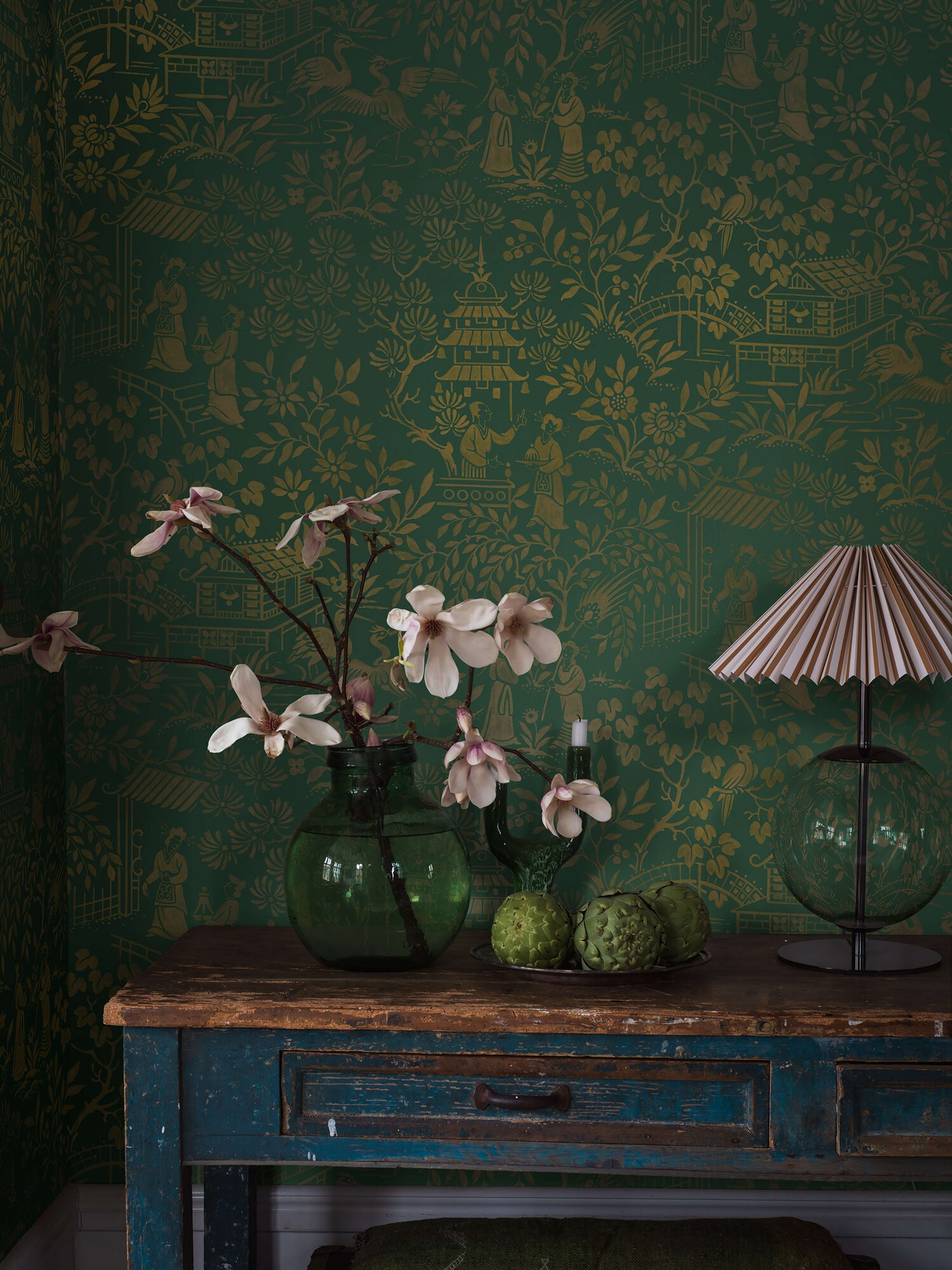 Oriental Garden tapet tapet med botaniskt mönster i grön. Från kollektionen Dreamy Escape. Nonwoven-material med förskjuten passning. Passar i vardagsrum och matsal.