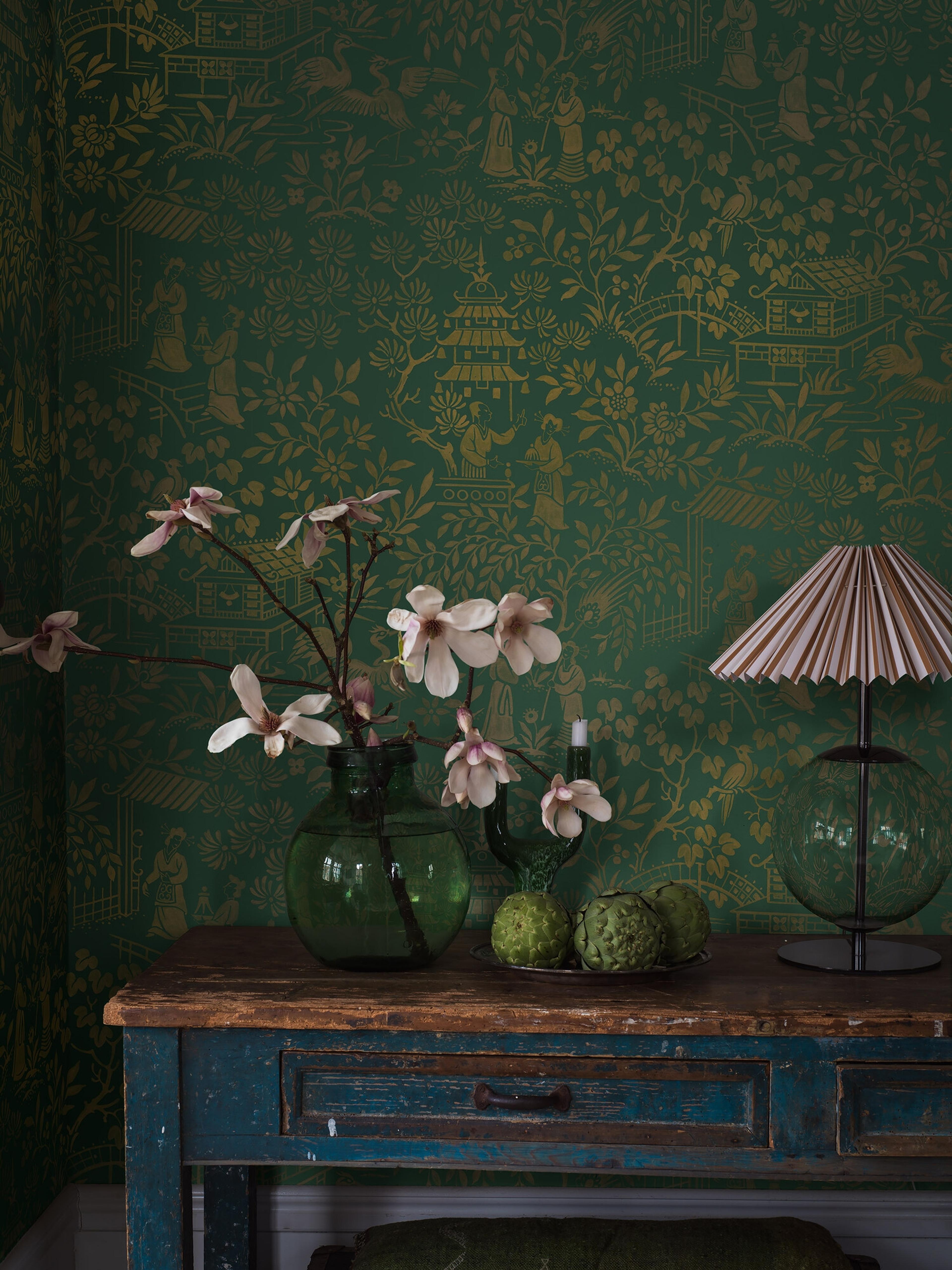 Oriental Garden tapet tapet med botaniskt mönster i grön. Från kollektionen Dreamy Escape. Nonwoven-material med förskjuten passning. Passar i vardagsrum och matsal.