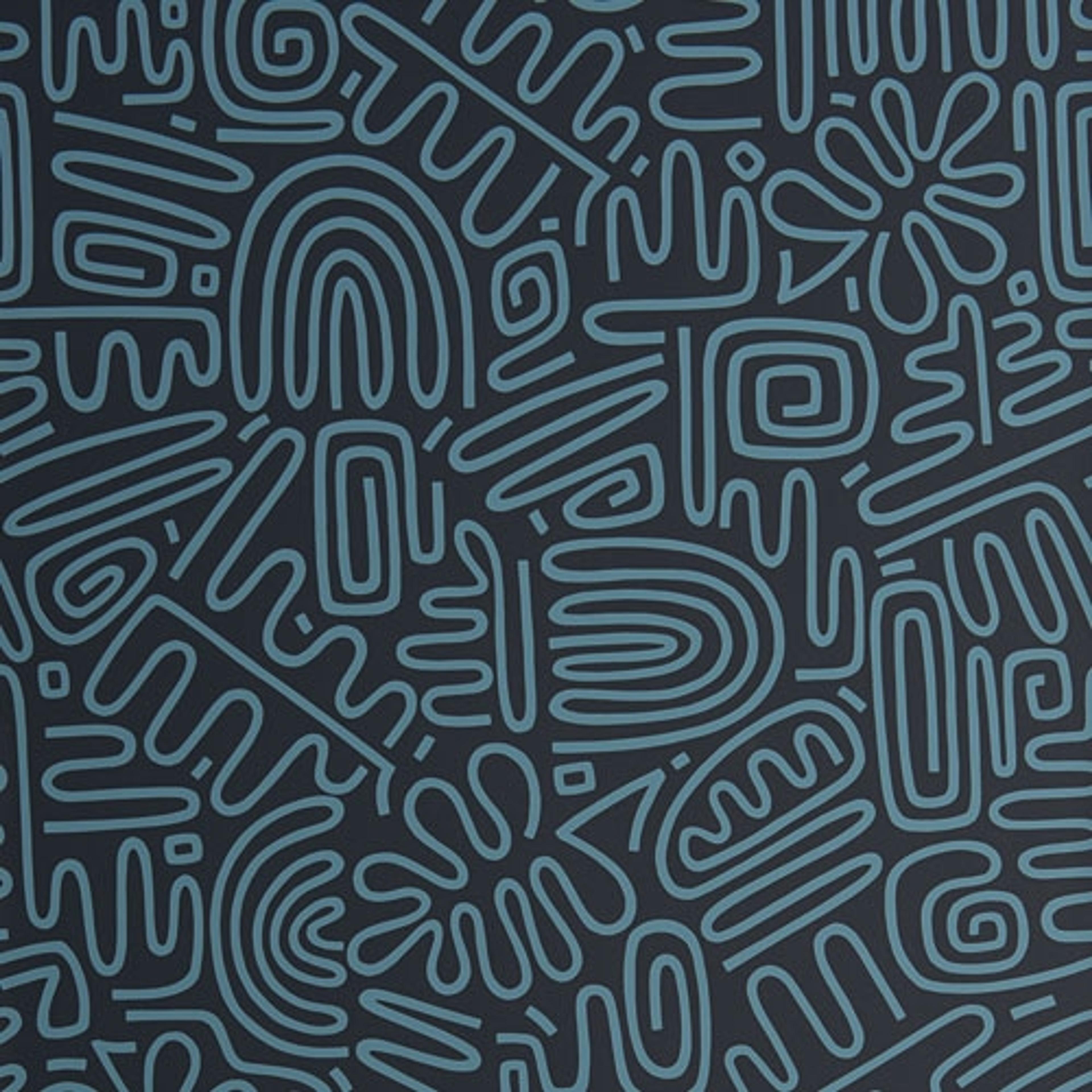 Nazca Labyrinth tapet från Midbec med grafiskt mönster i grå. Från kollektionen Pioneer. Nonwoven-material med rak passning.