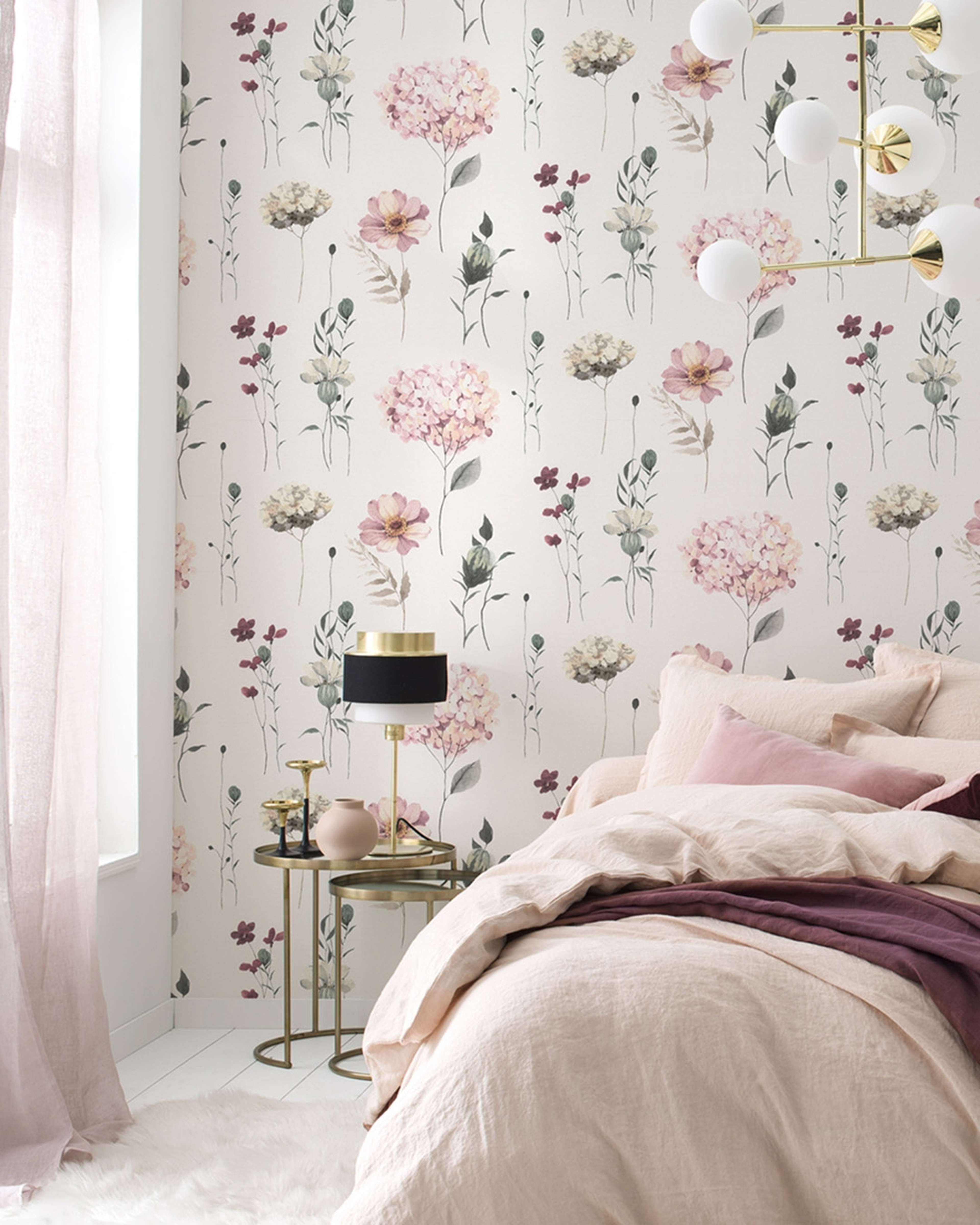 Kids World tapet med blommigt mönster i vit. Från kollektionen Kids World. Nonwoven-material med förskjuten passning. Passar i sovrum, barnrum och arbetsrum.
