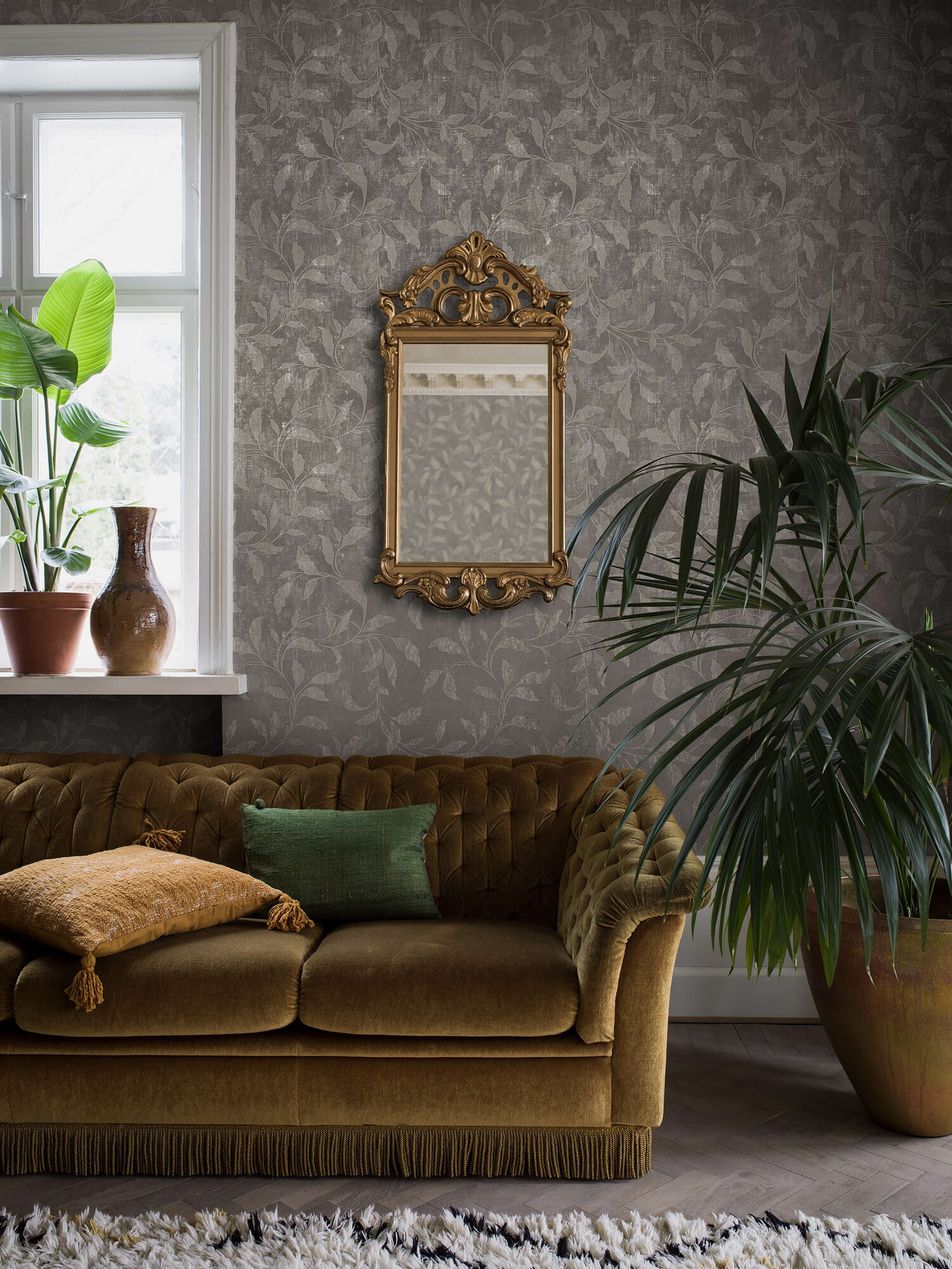 Rosewood Night tapet tapet med botaniskt mönster i grå. Från kollektionen Dreamy Escape. Nonwoven-material med rak passning. Passar i vardagsrum och matsal.