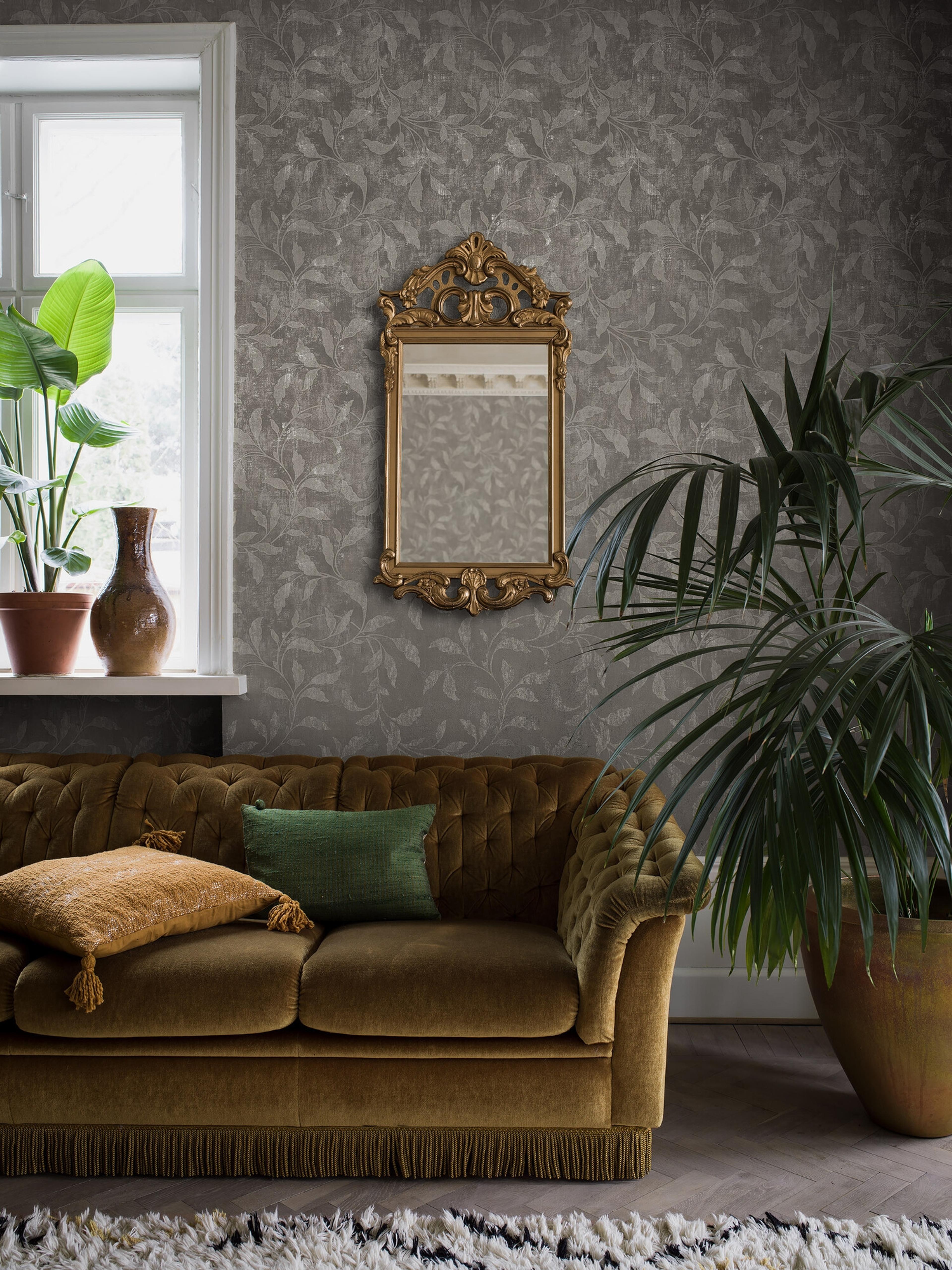 Rosewood Night tapet tapet med botaniskt mönster i grå. Från kollektionen Dreamy Escape. Nonwoven-material med rak passning. Passar i vardagsrum och matsal.