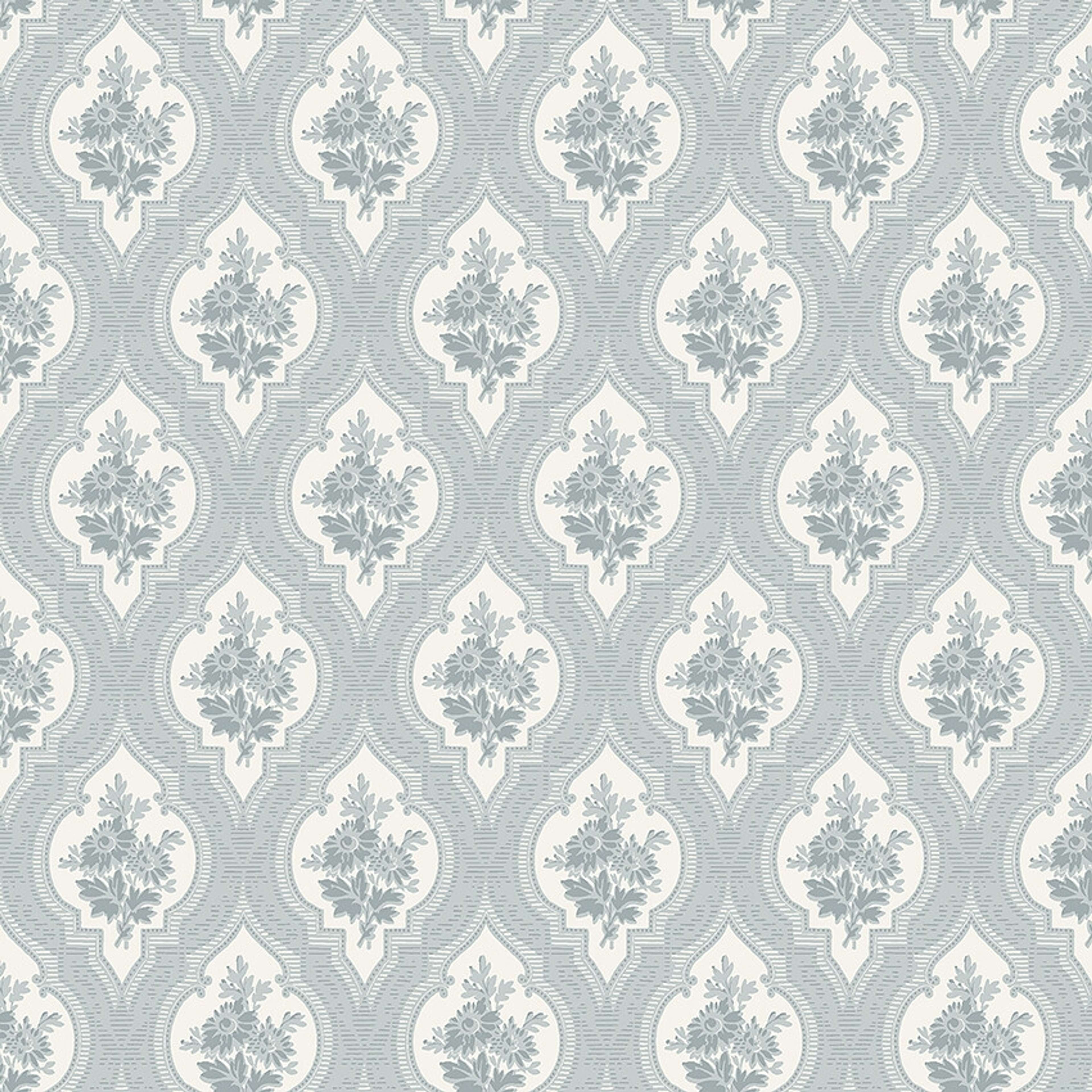 Eternal Flower tapet tapet med blommigt, trellis mönster i blå. Från kollektionen Dreamy Escape. Nonwoven-material med förskjuten passning. Passar i vardagsrum och matsal.