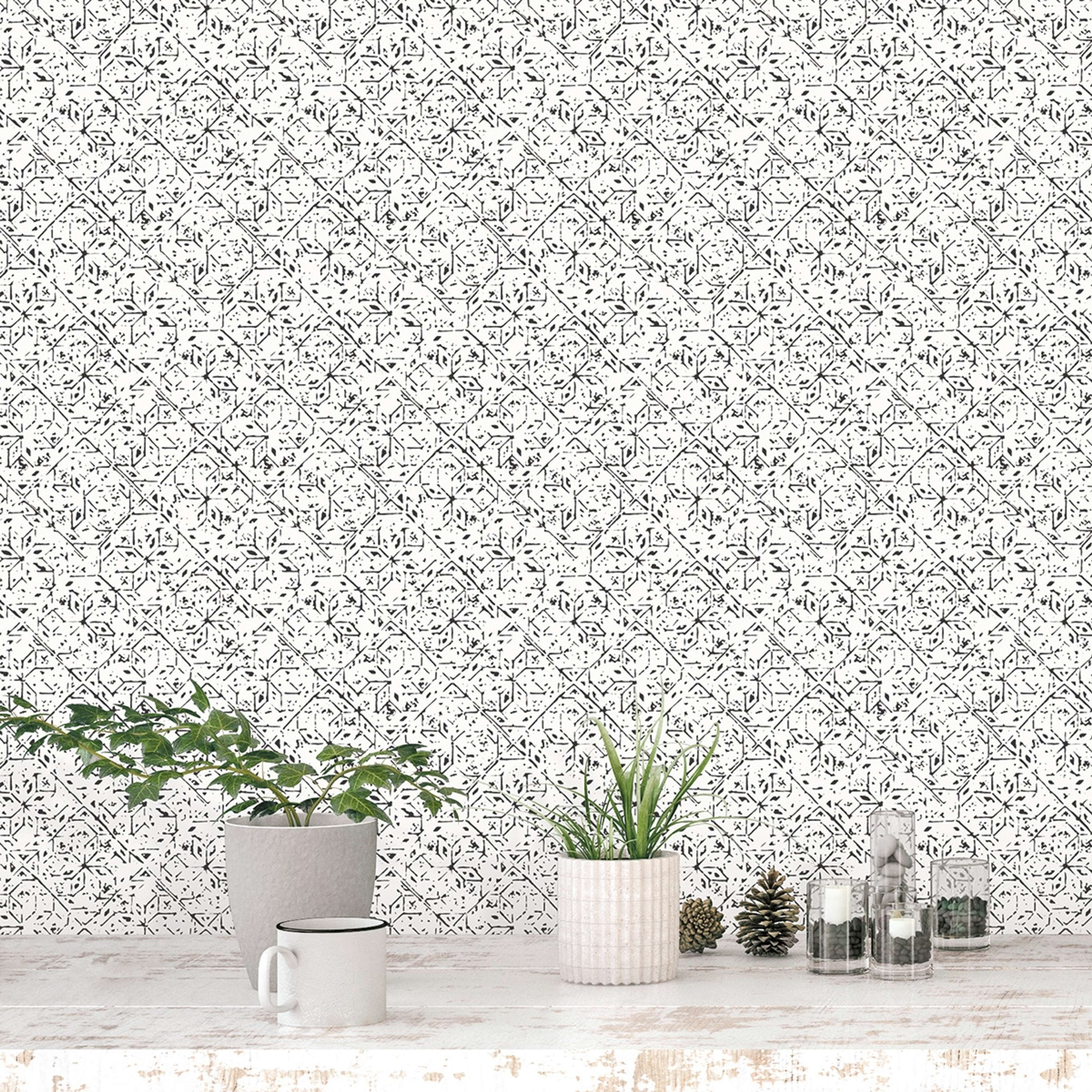 Tangier Tile tapet i vit och svart tapet med grafiskt mönster i vit. Från kollektionen bazaar. Nonwoven-material med rak passning. Passar i vardagsrum och matsal.