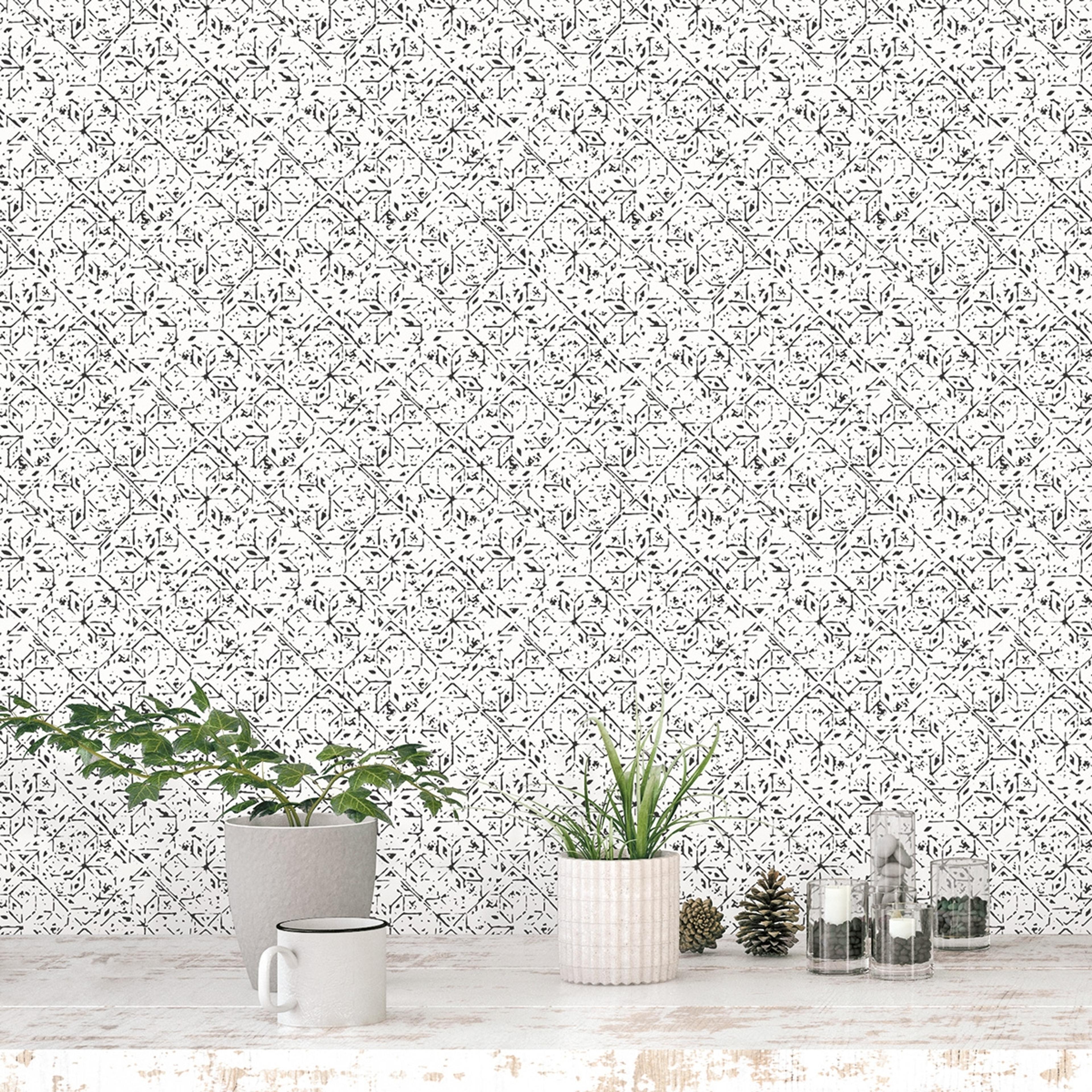 Tangier Tile tapet i vit och svart tapet med grafiskt mönster i vit. Från kollektionen bazaar. Nonwoven-material med rak passning. Passar i vardagsrum och matsal.