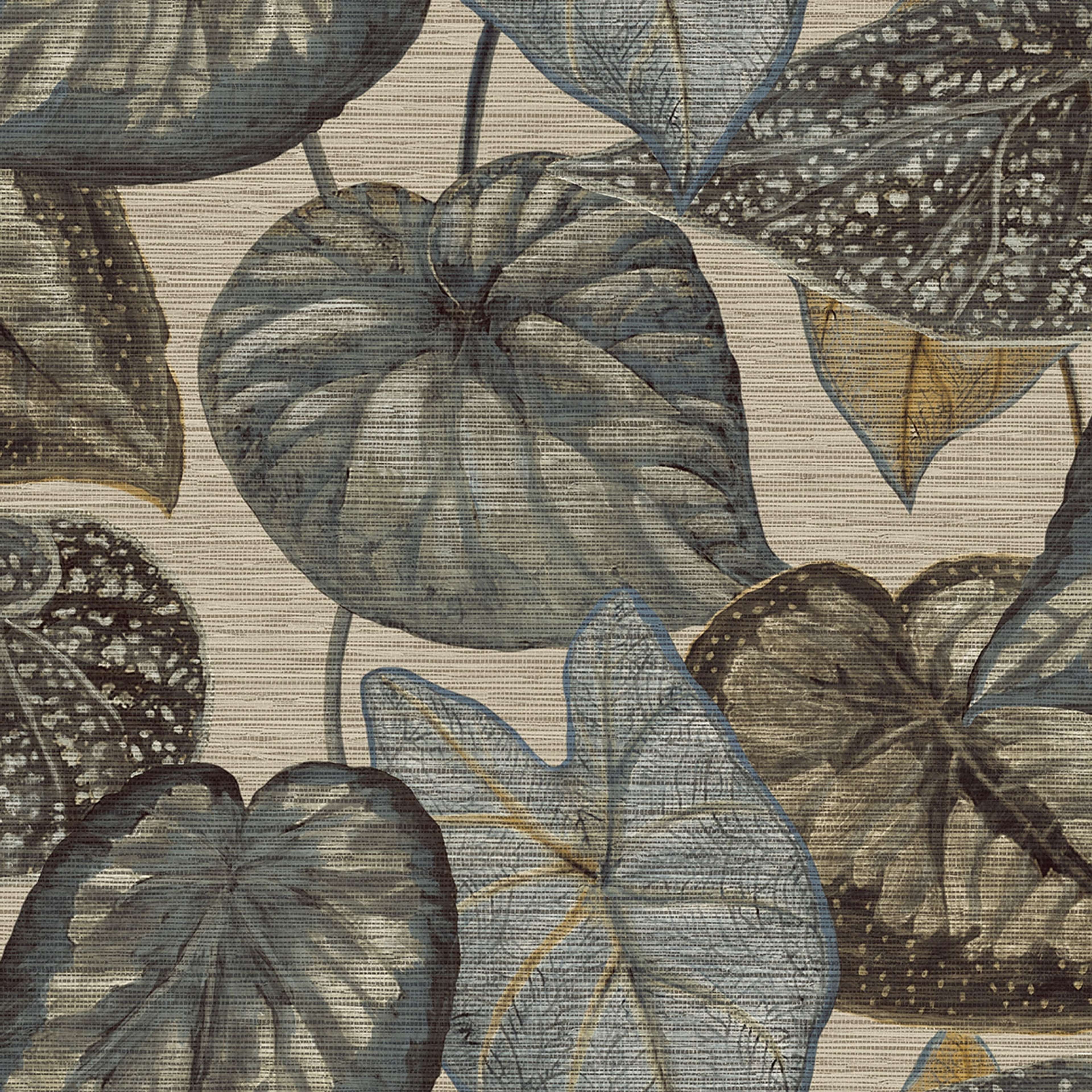 Tropical Leaves tapet med botaniskt mönster i brun och beige. Från kollektionen Tahiti. Nonwoven-material med förskjuten passning. Lyx-stil. Passar i vardagsrum, matsal och hall.