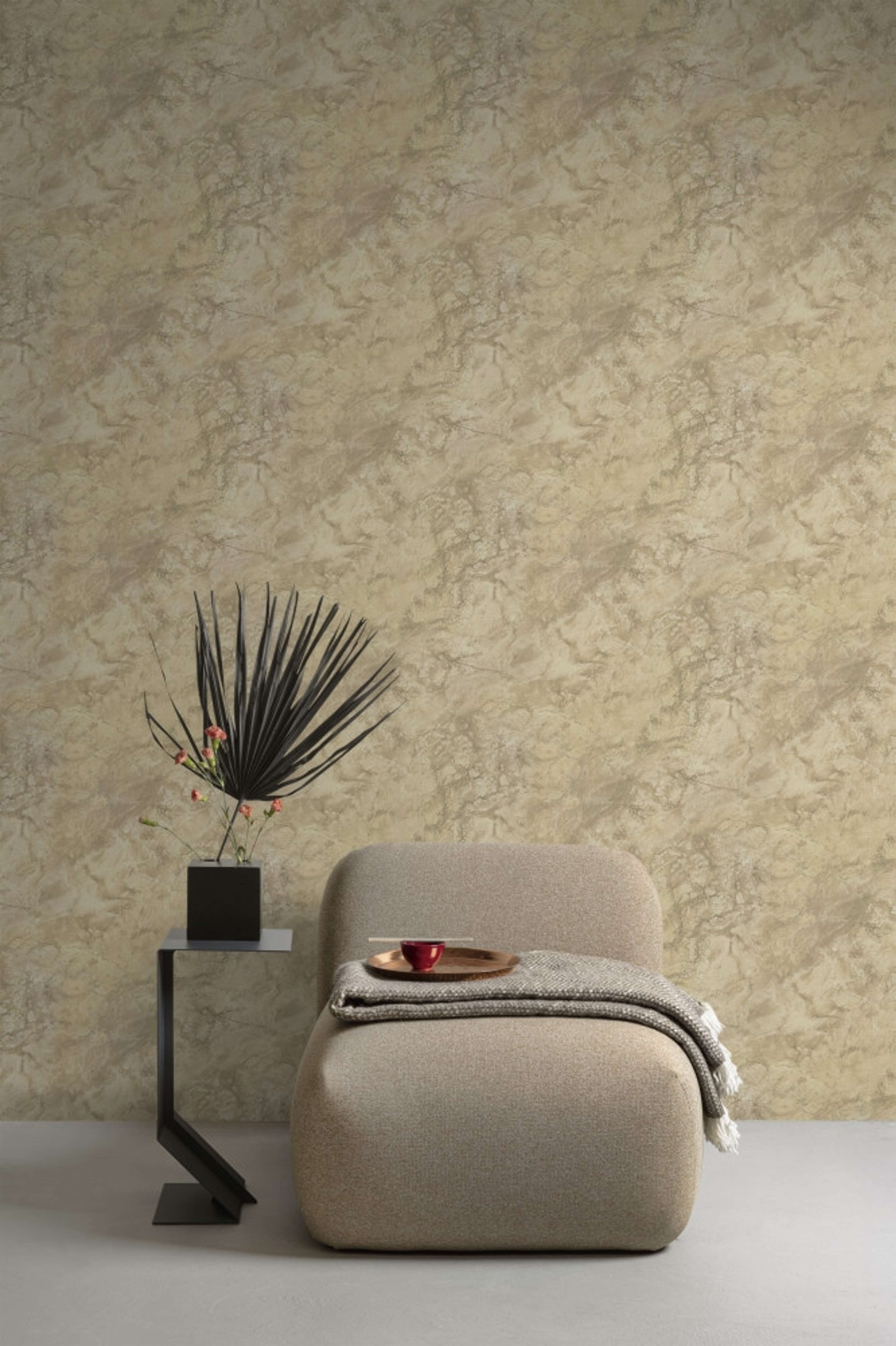 Grand onyx tapet med grafiskt mönster i beige. Från kollektionen Malika. Nonwoven-material med förskjuten passning. Passar i vardagsrum och matsal.