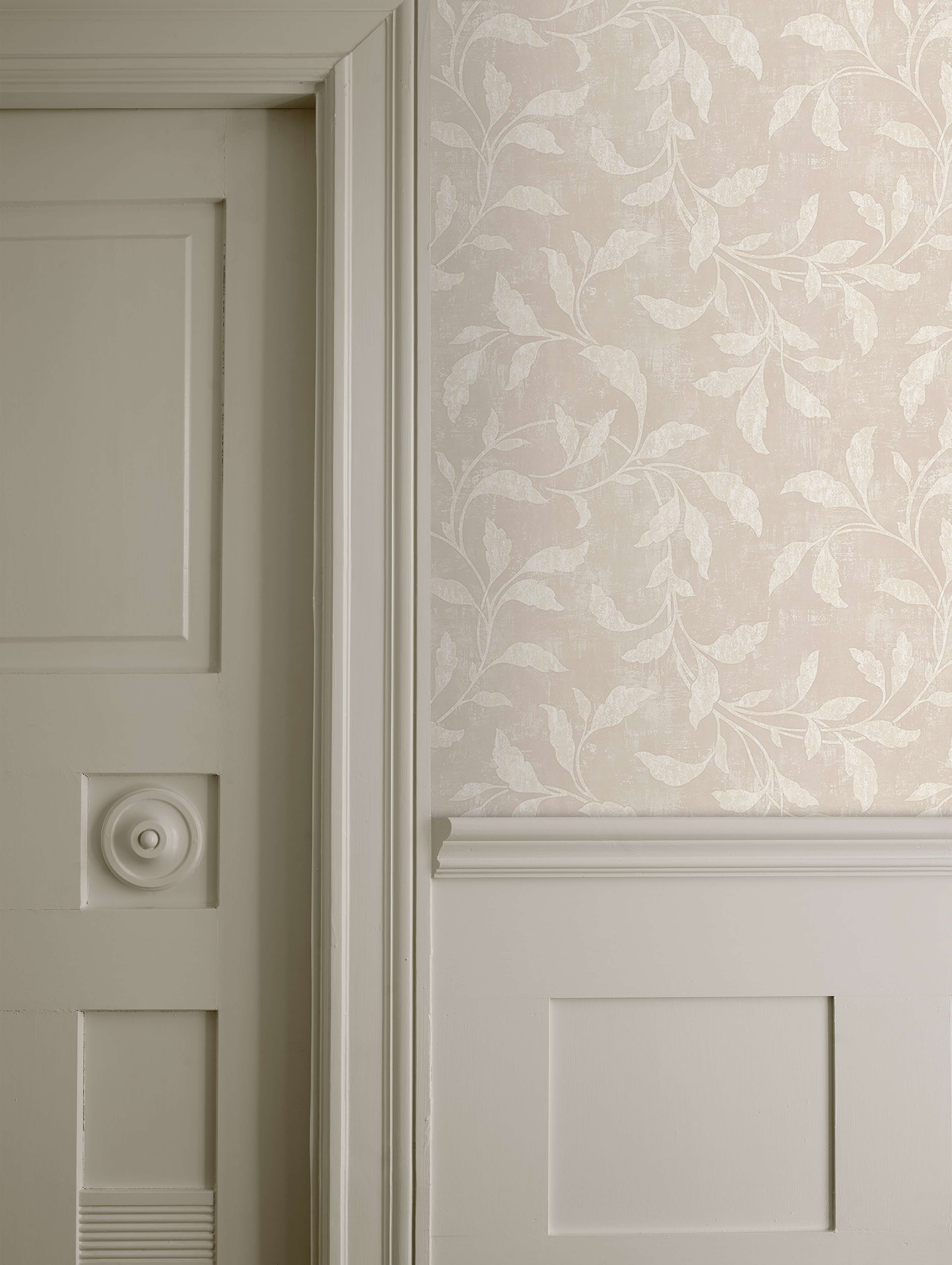 Rosewood Night tapet tapet från Boråstapeter med botaniskt mönster i beige. Från kollektionen Dreamy Escape. Nonwoven-material med rak passning. Passar i vardagsrum och matsal.