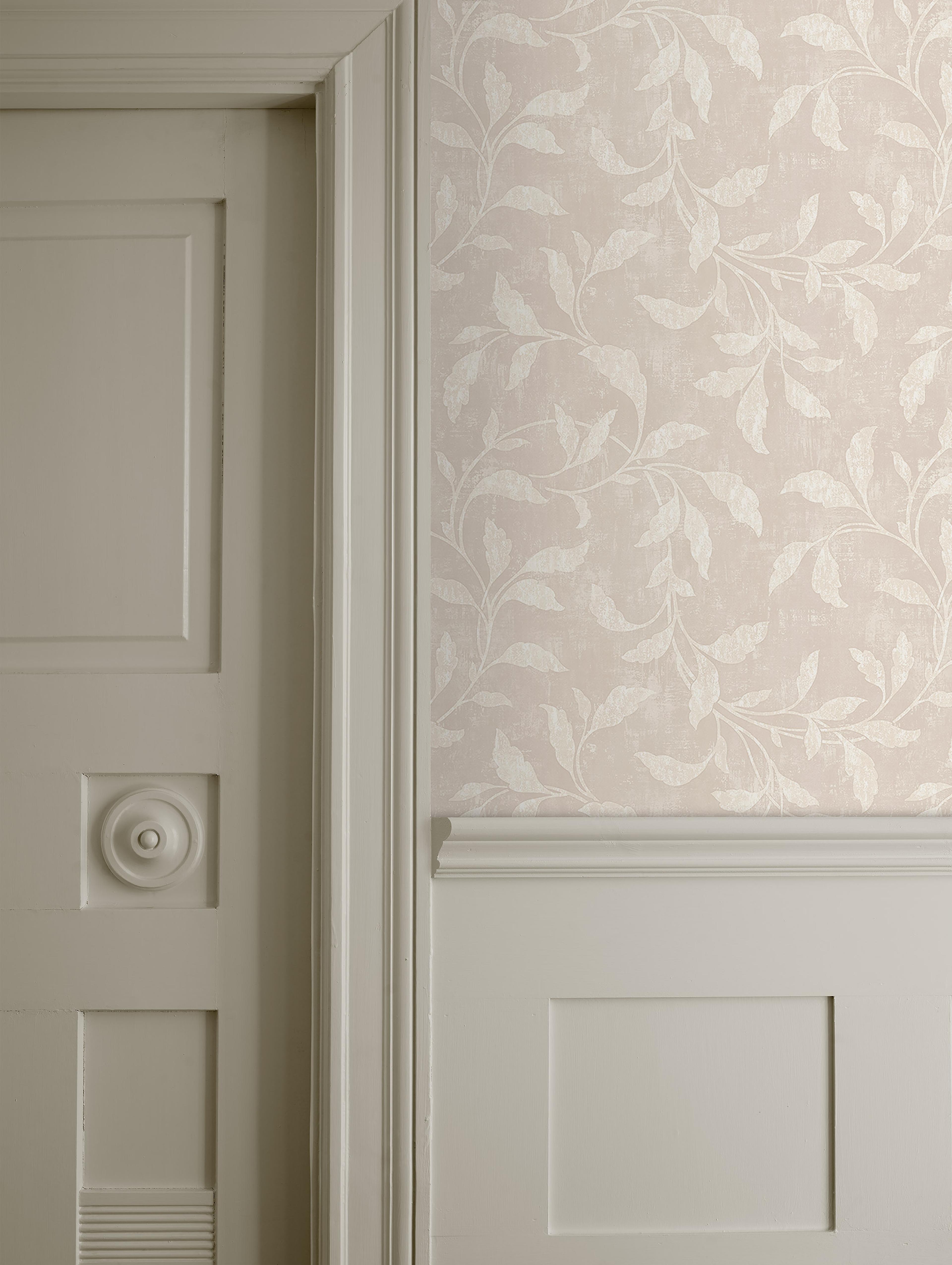 Rosewood Night tapet tapet från Boråstapeter med botaniskt mönster i beige. Från kollektionen Dreamy Escape. Nonwoven-material med rak passning. Passar i vardagsrum och matsal.