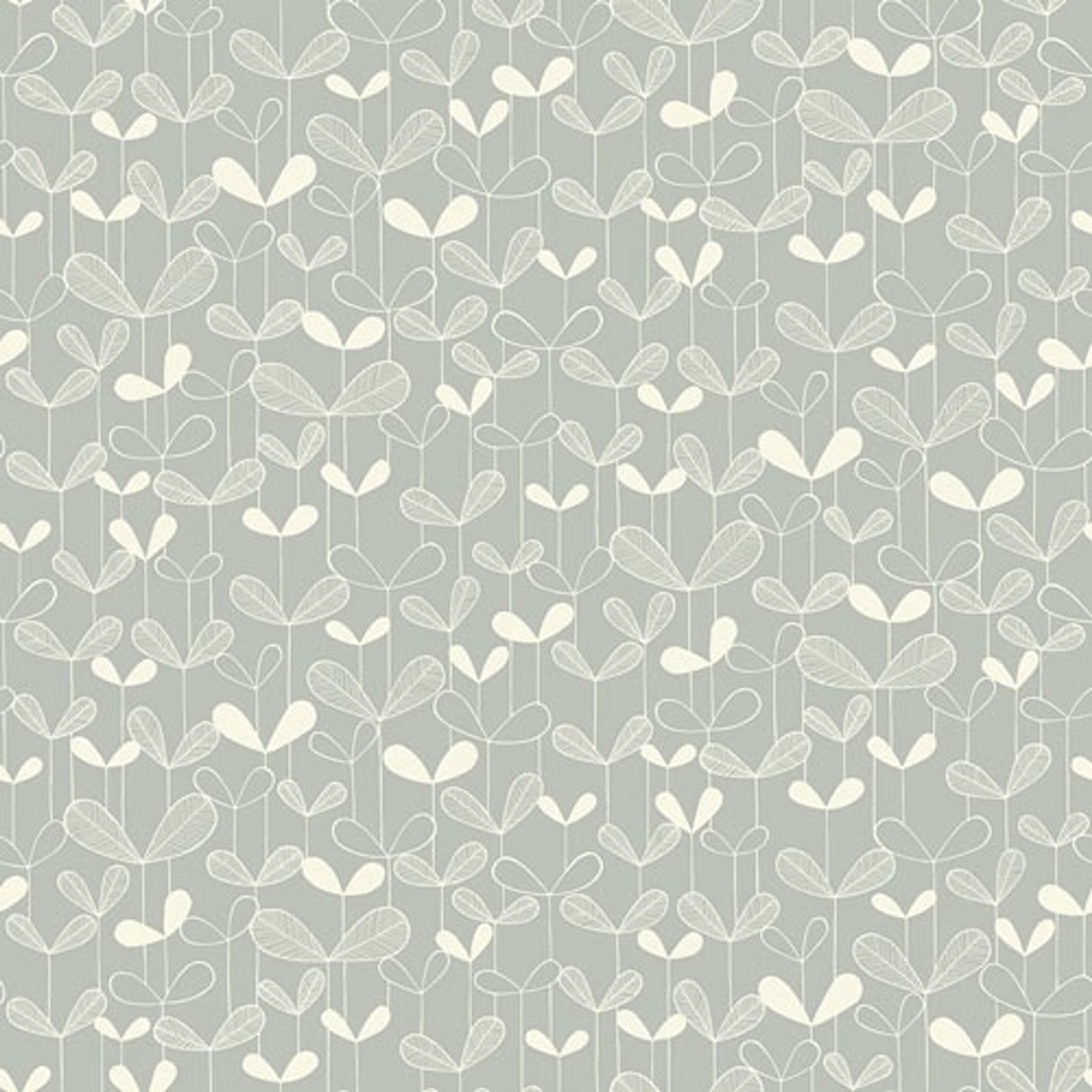 Saplings Cloud Grey tapet från Midbec med botaniskt, retro mönster i grå. Från kollektionen Kinfolk. Nonwoven-material med förskjuten passning.