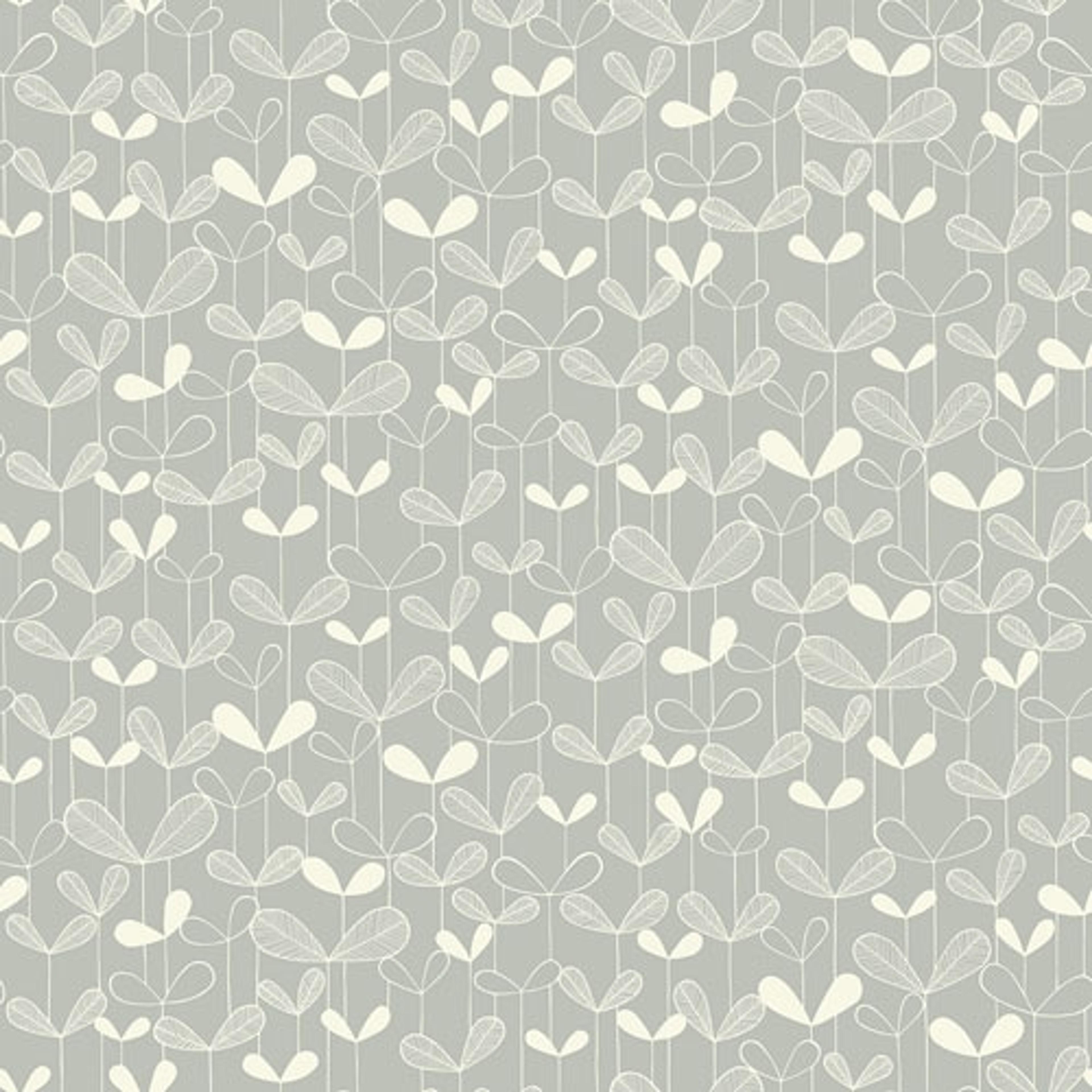 Saplings Cloud Grey tapet från Midbec med botaniskt, retro mönster i grå. Från kollektionen Kinfolk. Nonwoven-material med förskjuten passning.