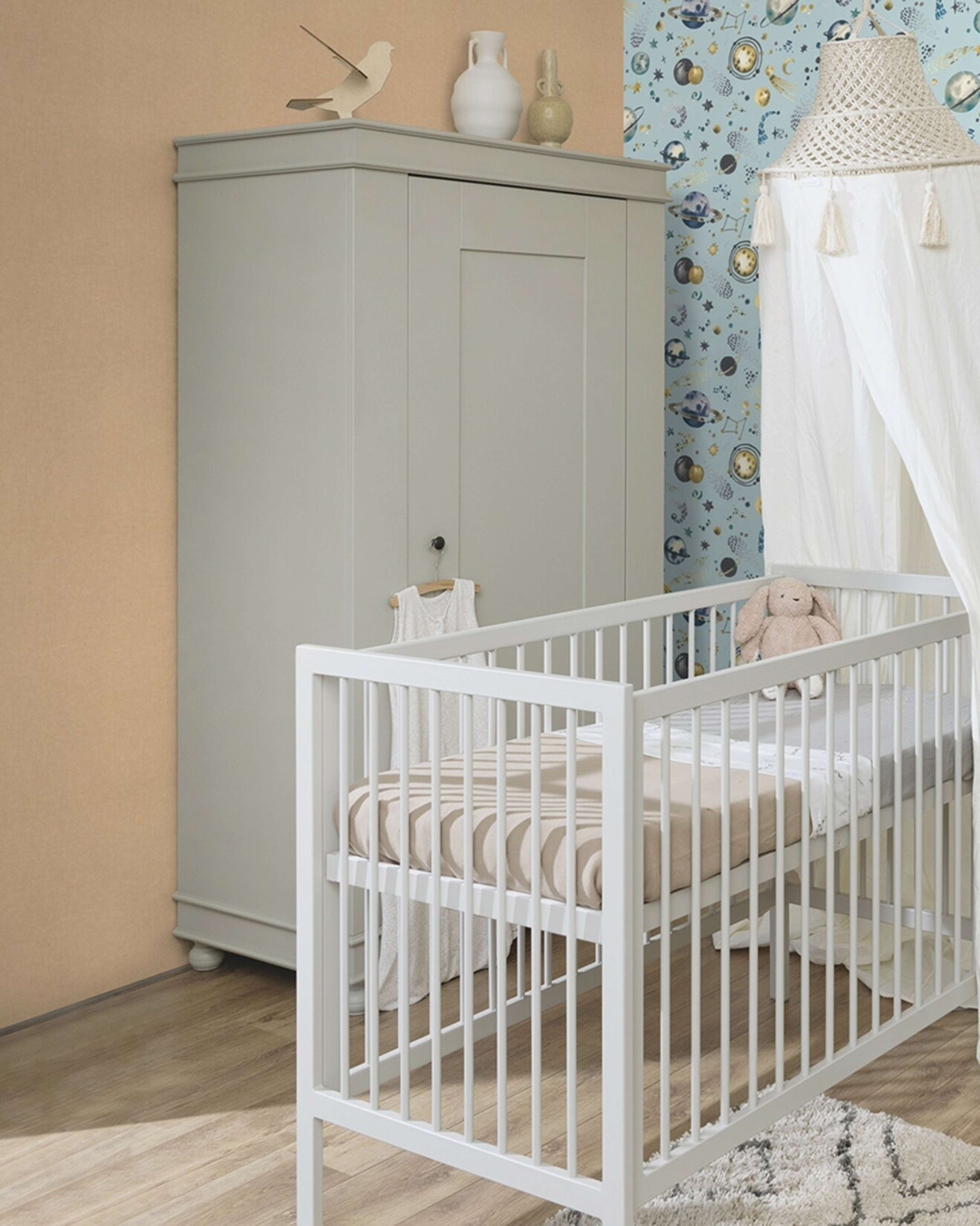 Kids World tapet med rymden, lekfullt mönster i blå. Från kollektionen Kids World. Nonwoven-material med förskjuten passning. Passar i barnrum.