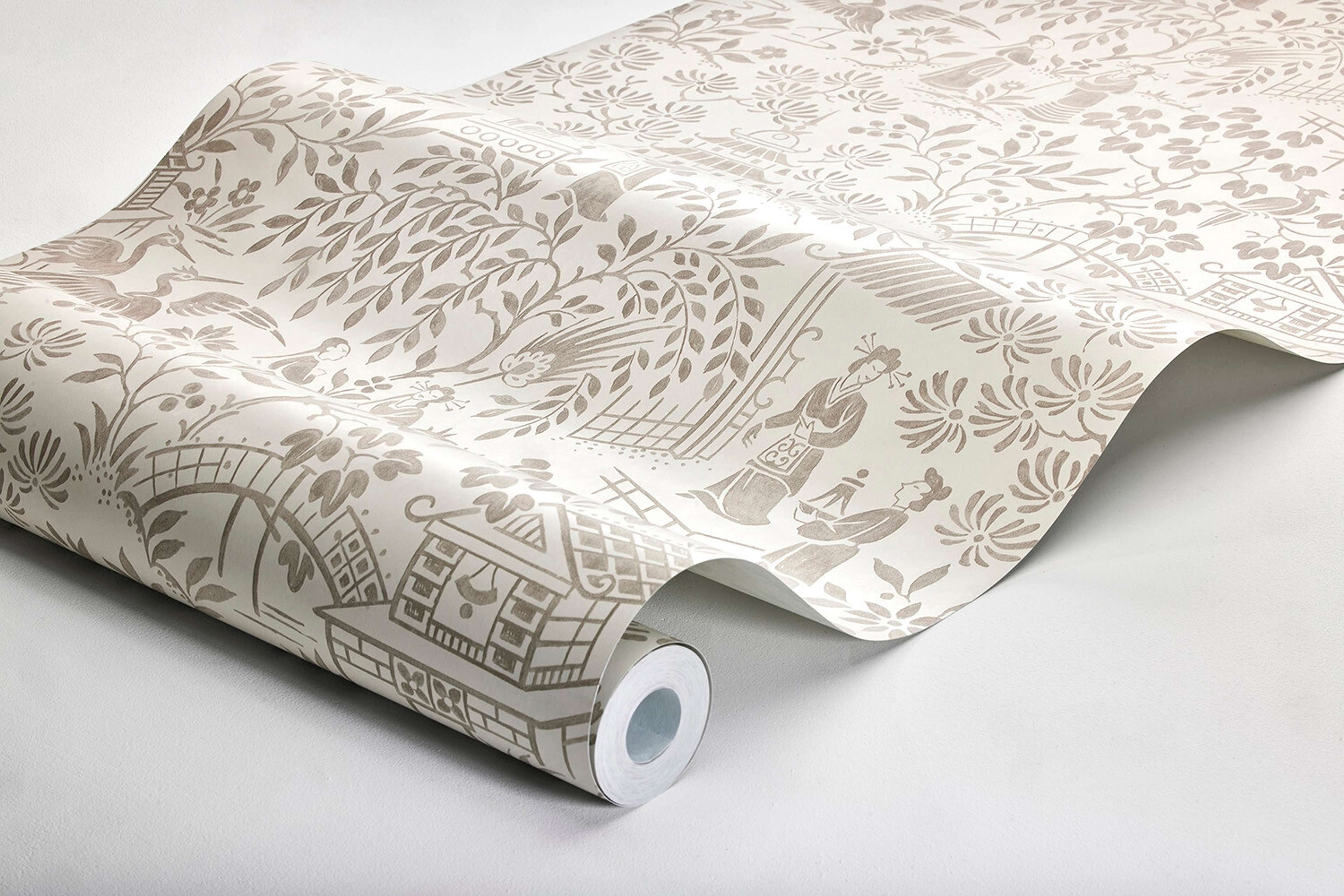 Oriental Garden tapet tapet med botaniskt mönster i beige. Från kollektionen Dreamy Escape. Nonwoven-material med förskjuten passning. Passar i vardagsrum och matsal.