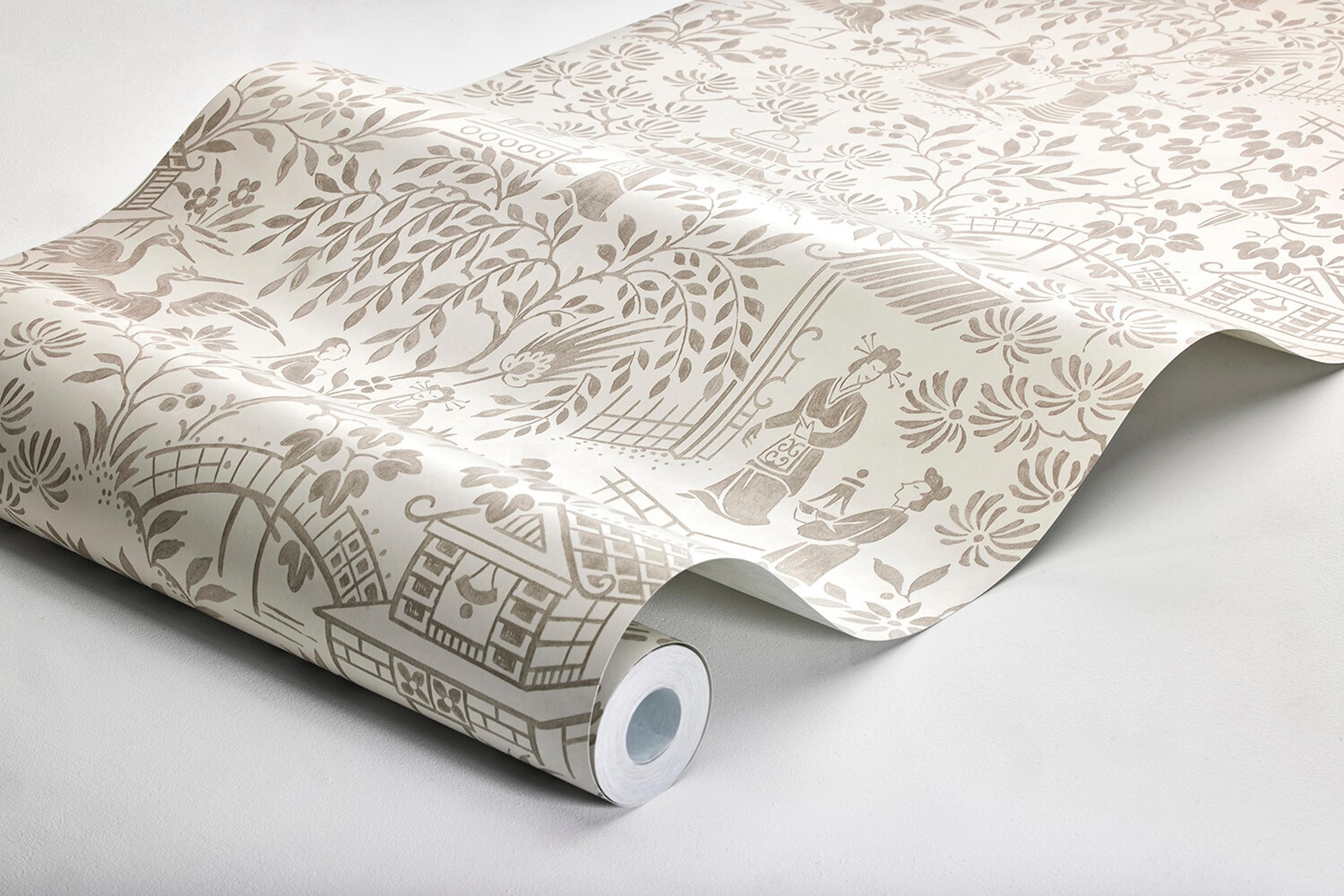 Oriental Garden tapet tapet med botaniskt mönster i beige. Från kollektionen Dreamy Escape. Nonwoven-material med förskjuten passning. Passar i vardagsrum och matsal.
