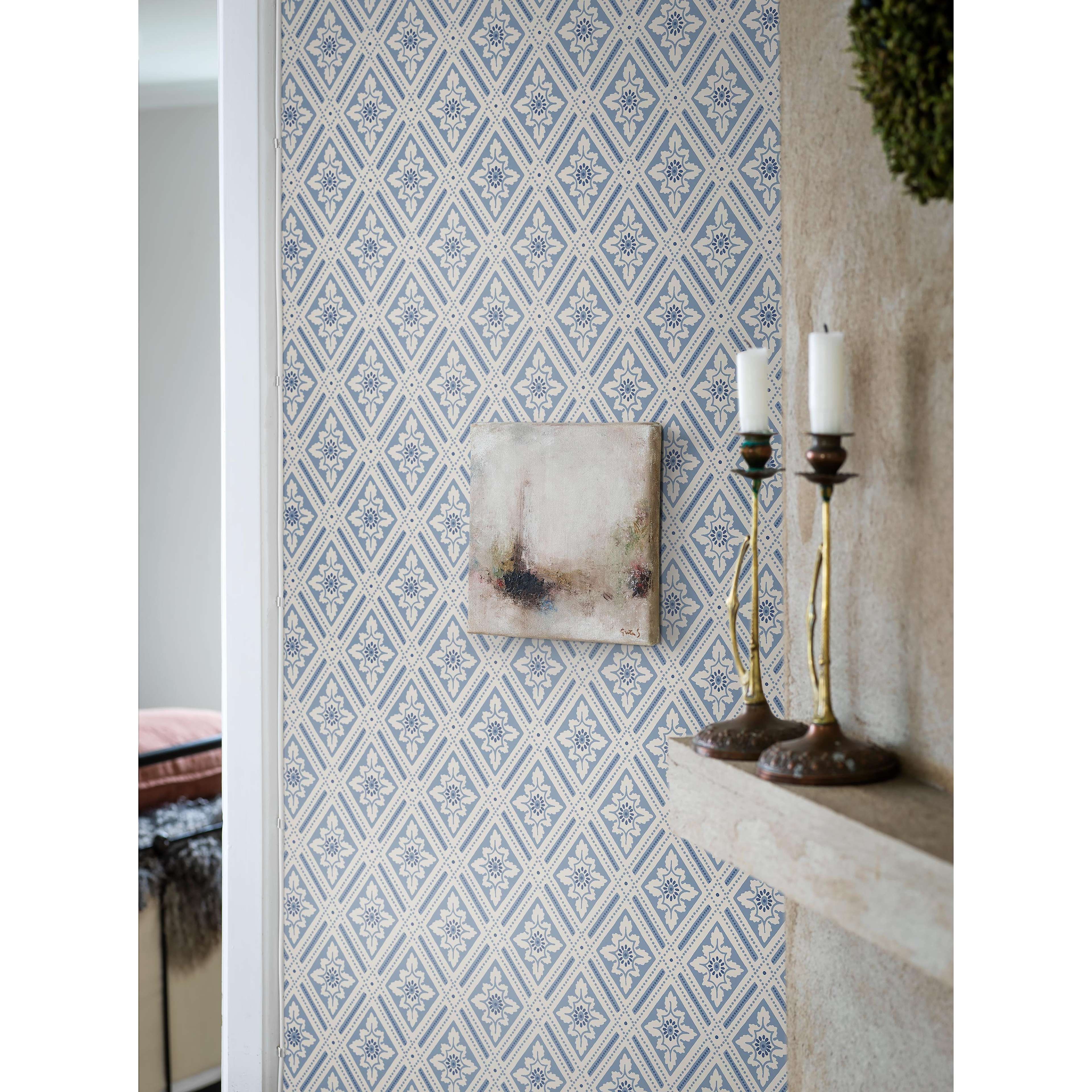 Ester, tapet tapet med medaljonger, trellis mönster i vit och blå. Från kollektionen Blue & White. Nonwoven-material med förskjuten passning. Passar i vardagsrum.