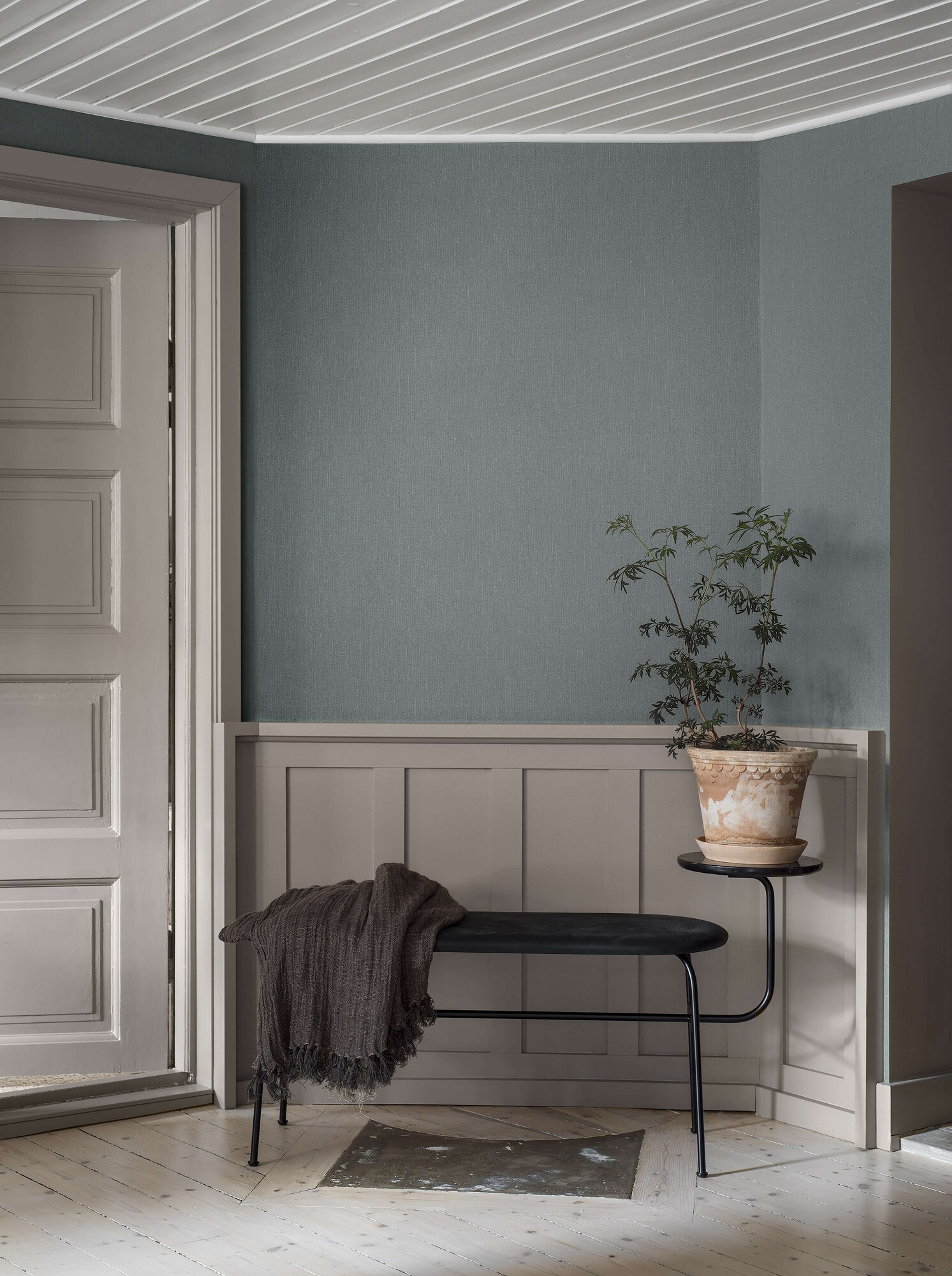 Dusty Denim tapet med enfargat, textilimitation mönster i blå. Från kollektionen Linen. Nonwoven-material. Passar i vardagsrum och matsal.