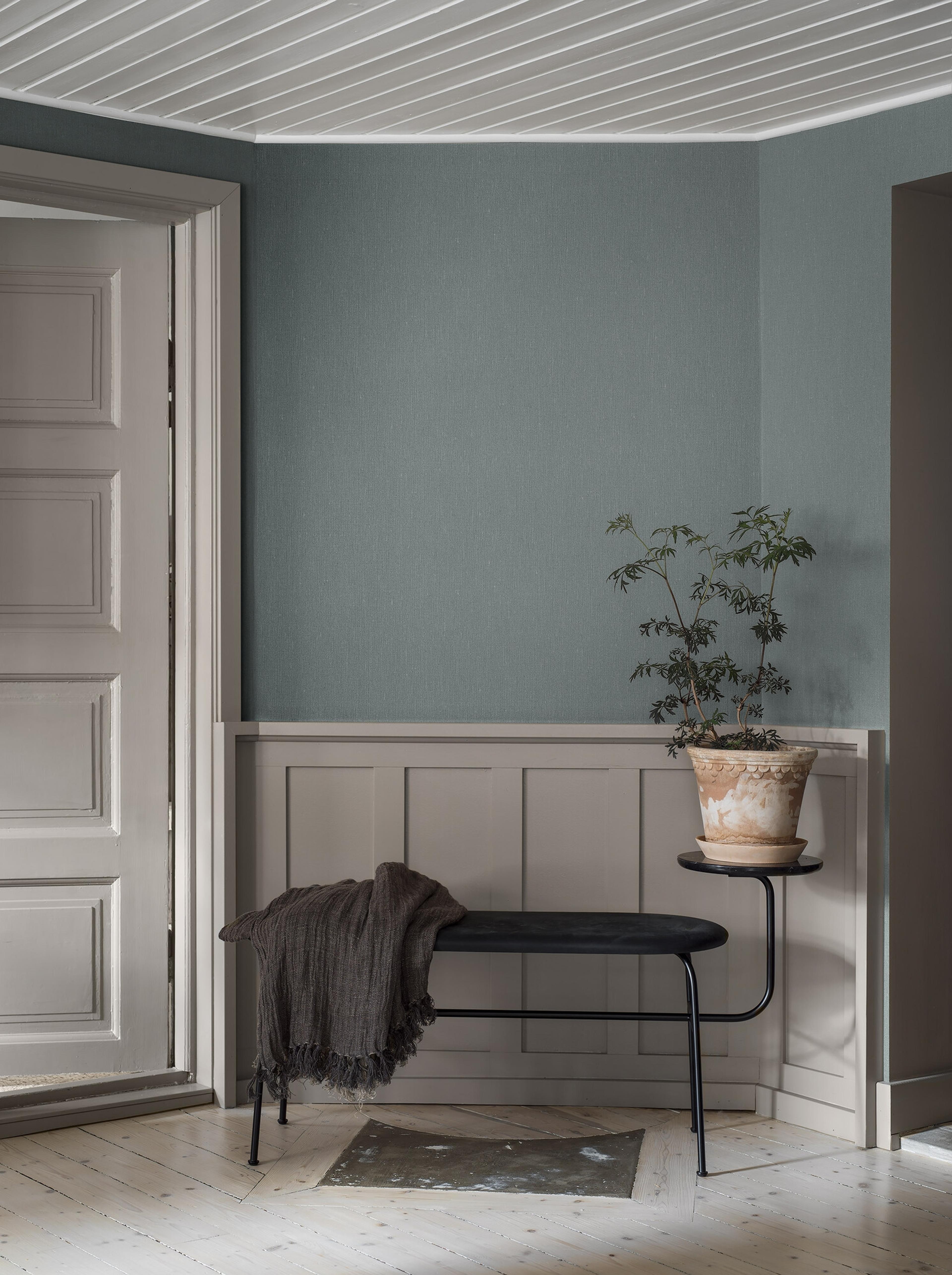 Dusty Denim tapet med enfargat, textilimitation mönster i blå. Från kollektionen Linen. Nonwoven-material. Passar i vardagsrum och matsal.