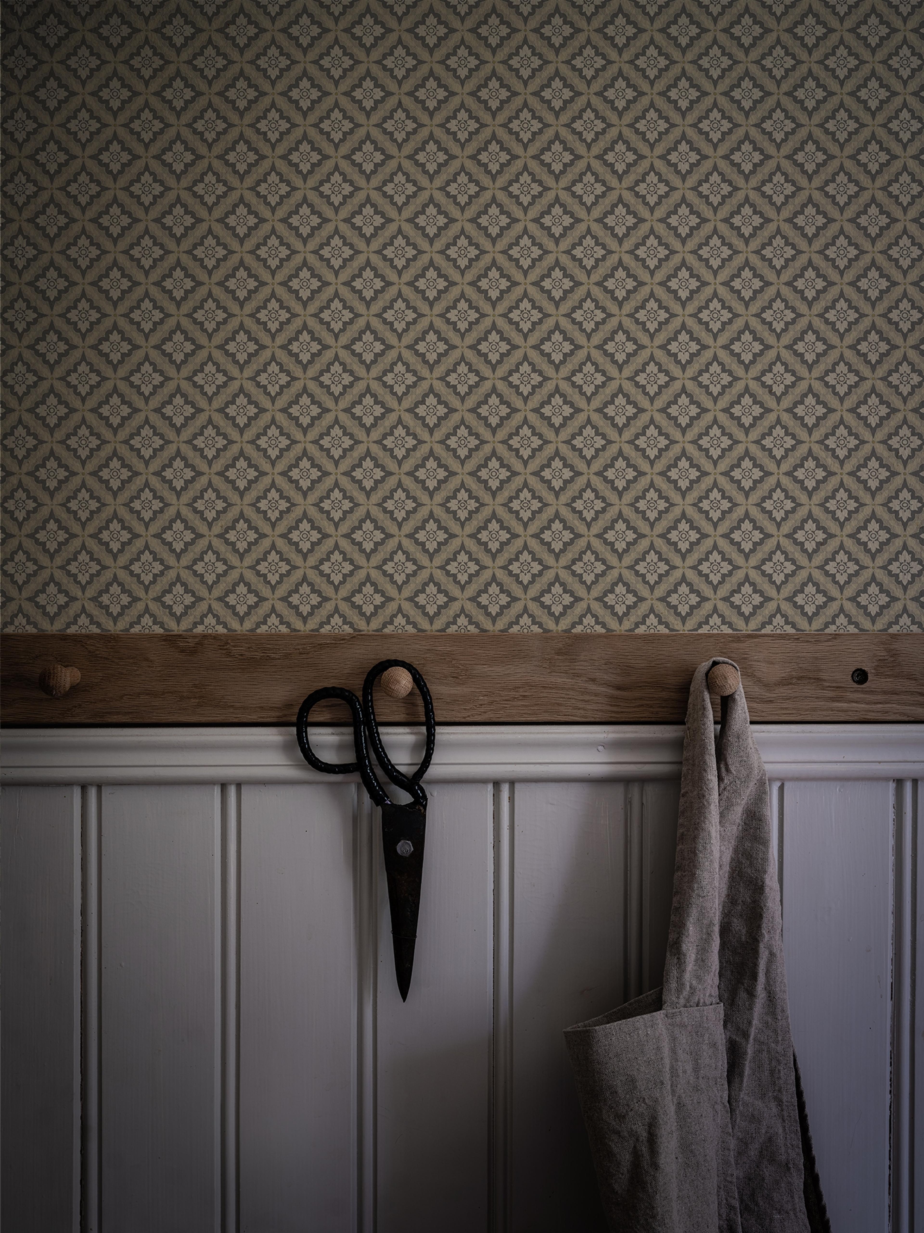Ingrid Svart tapet med geometriskt mönster i beige. Från kollektionen Gammalsvenska klassiker 1850–1950. Nonwoven-material med rak passning. Passar i vardagsrum och matsal.