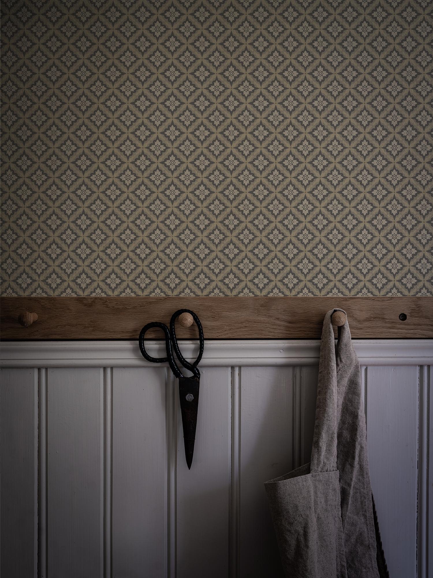 Ingrid Svart tapet med geometriskt mönster i beige. Från kollektionen Gammalsvenska klassiker 1850–1950. Nonwoven-material med rak passning. Passar i vardagsrum och matsal.