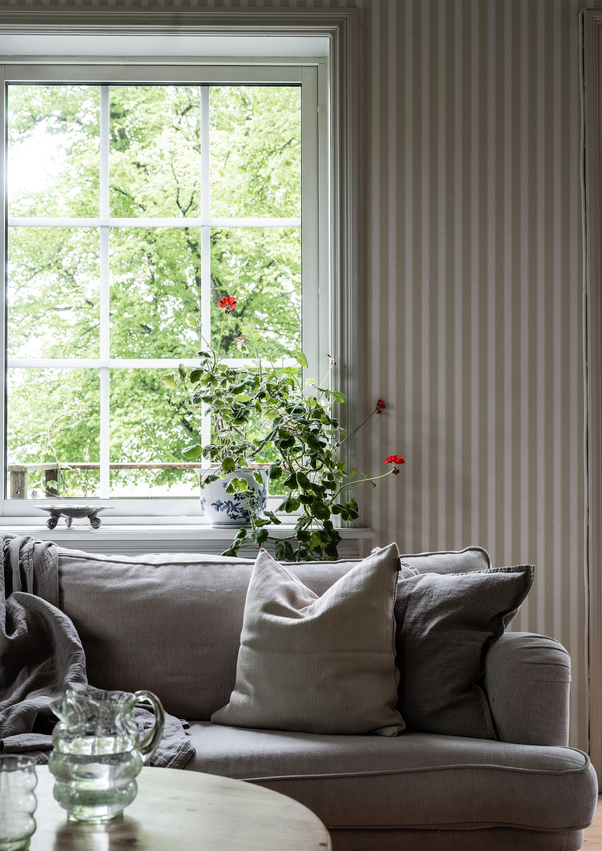 Gottfrid Beige tapet med randigt mönster i beige. Från kollektionen Gammalsvenska klassiker 1850–1950. Nonwoven-material med rak passning.