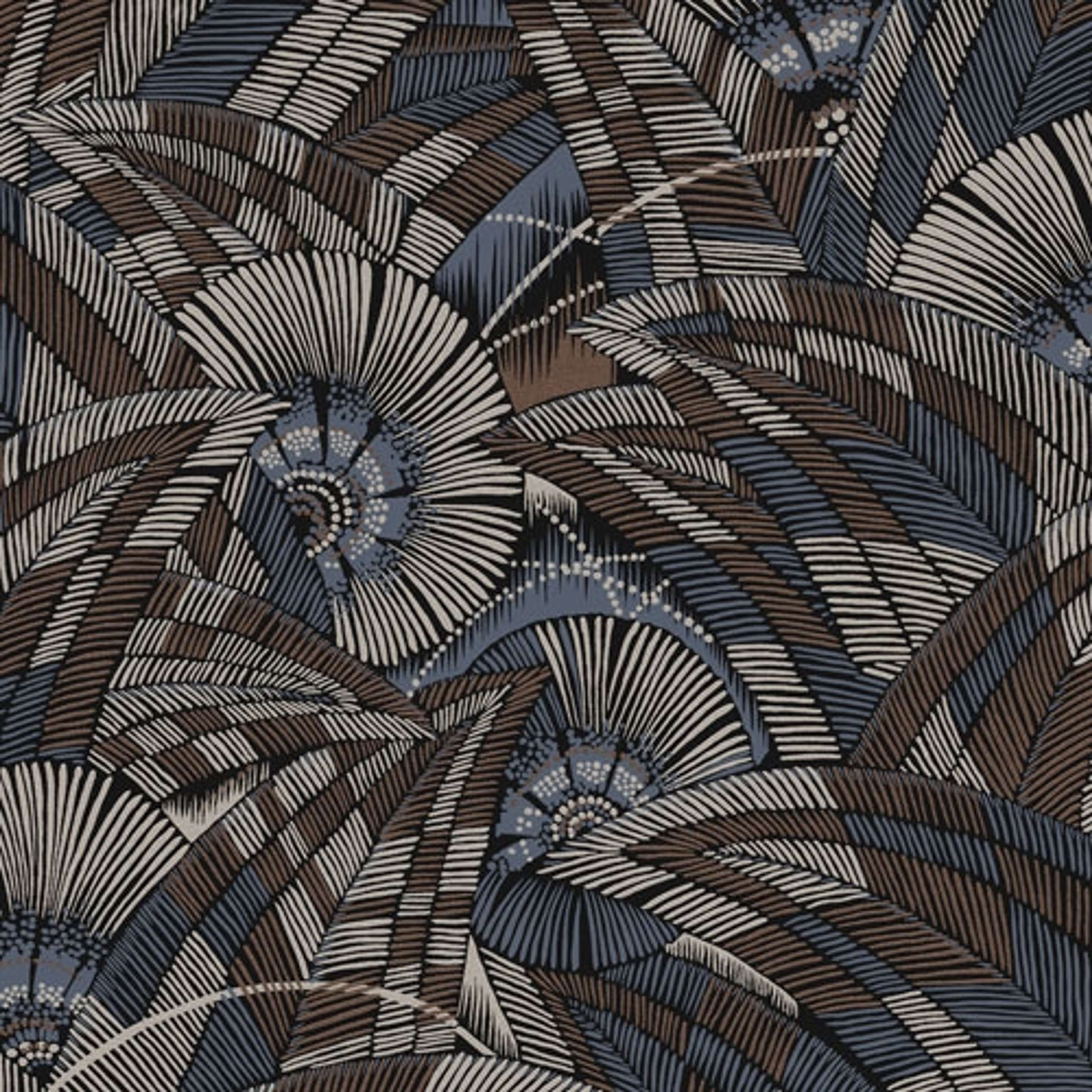 Bali Slate tapet tapet från Midbec med botaniskt mönster i beige. Från kollektionen Tribute. Nonwoven-material med förskjuten passning. Passar i vardagsrum, matsal och hall.