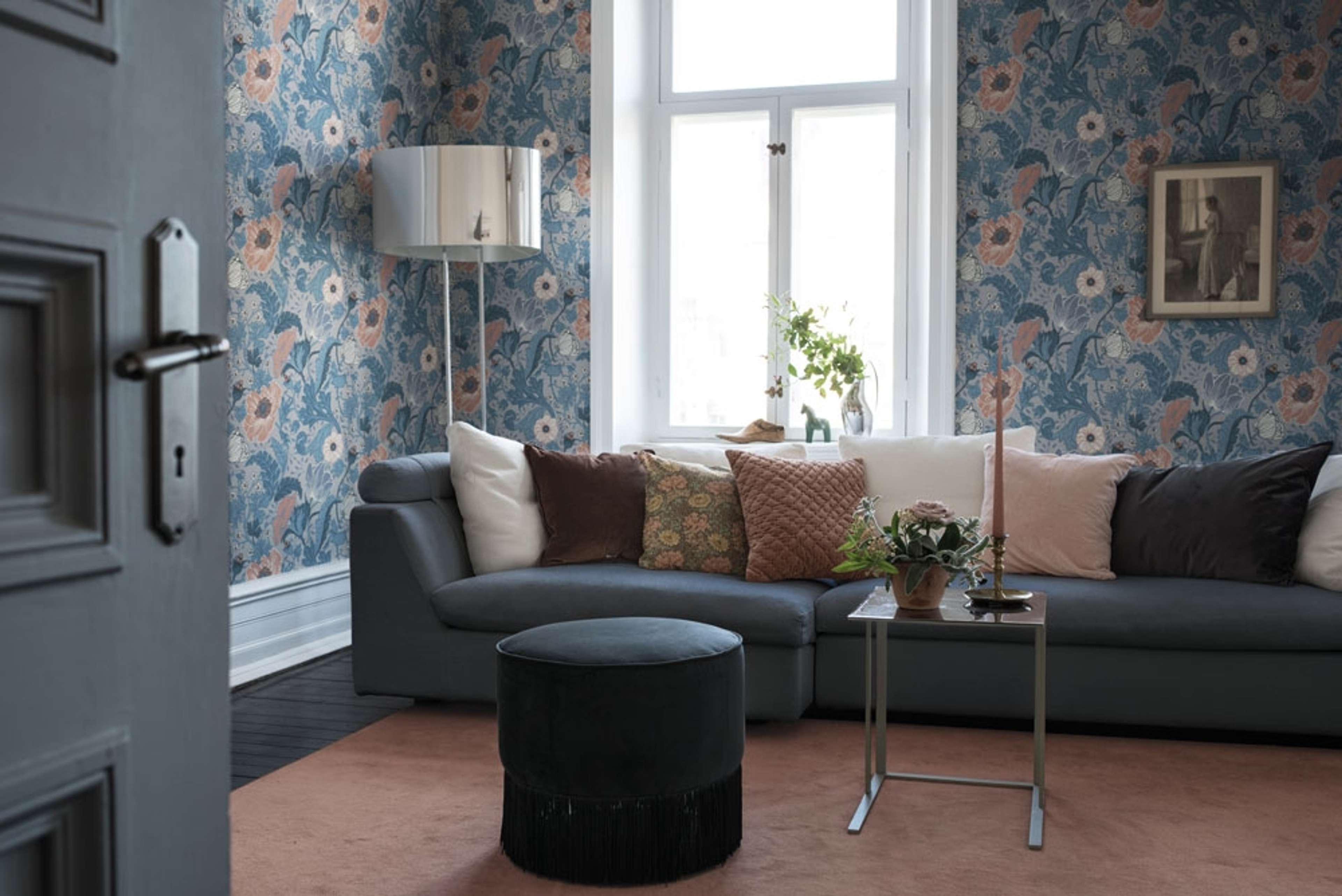 Anemone, blå tapet från Midbec med blommigt mönster i blå. Från kollektionen Apelviken. Nonwoven-material med förskjuten passning.