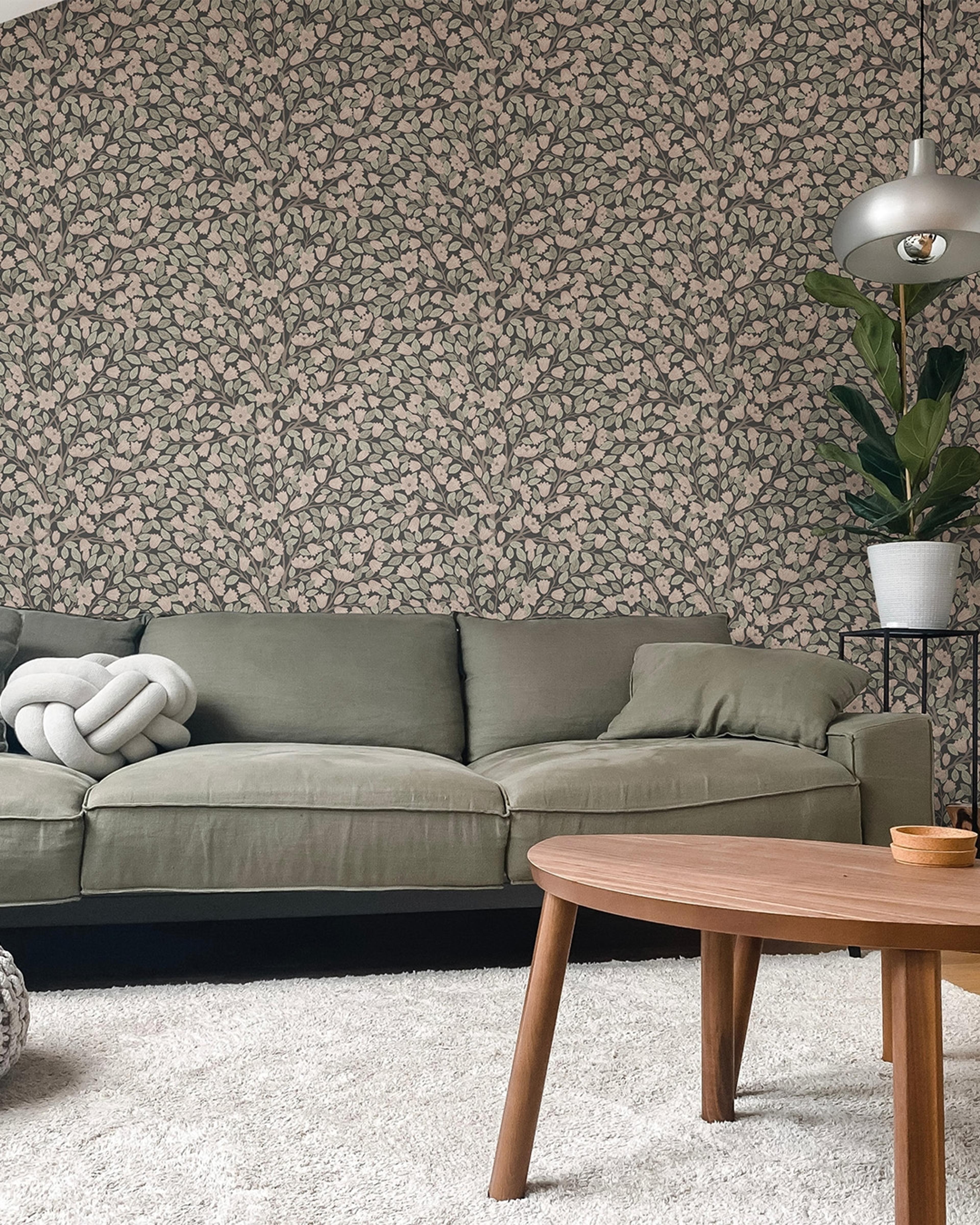 Klara o Tove magnolia svart, tapet tapet med blommigt mönster i svart. Från kollektionen Klara o Tove. Nonwoven-material med förskjuten passning. Passar i vardagsrum, sovrum och hall.