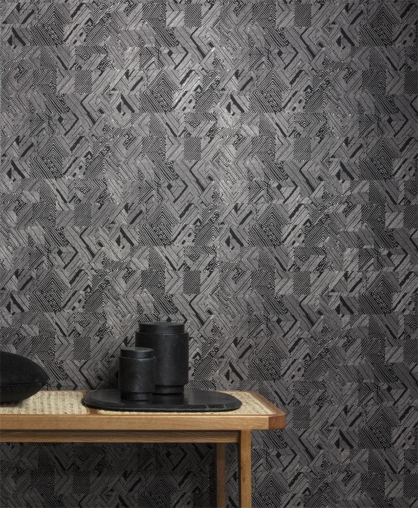 Manu Night tapet tapet från Midbec med geometriskt mönster i silver och grå. Från kollektionen Tribute. Nonwoven-material med rak passning. Passar i vardagsrum, matsal och hall.