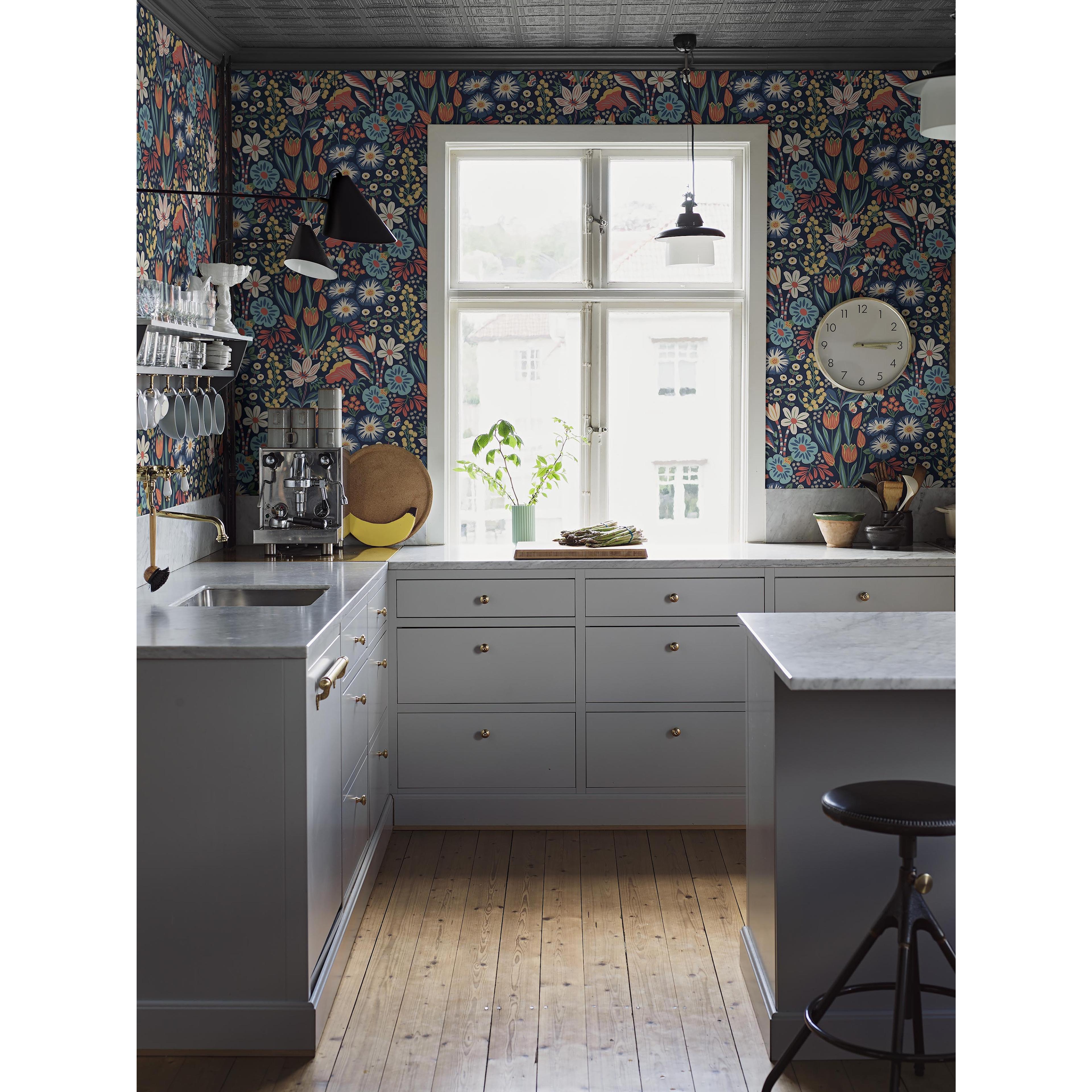 Hanna Werning Trädgården blå, tapet tapet med blommigt mönster i blå. Från kollektionen swedish designers. Nonwoven-material med förskjuten passning.