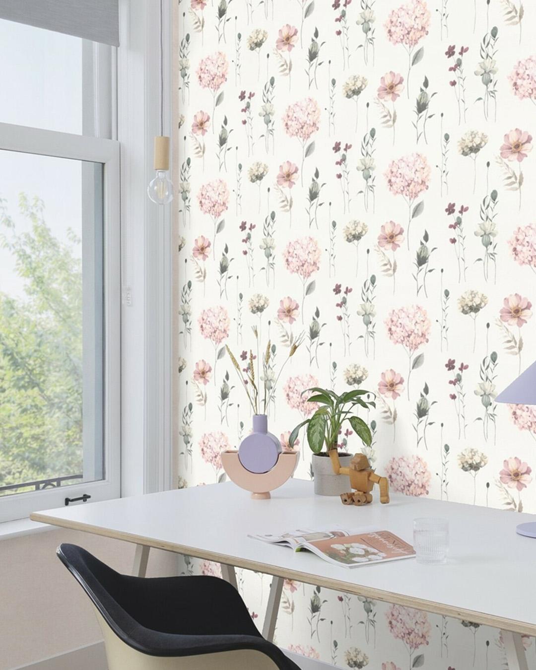 Kids World tapet med blommigt mönster i vit. Från kollektionen Kids World. Nonwoven-material med förskjuten passning. Passar i sovrum, barnrum och arbetsrum.