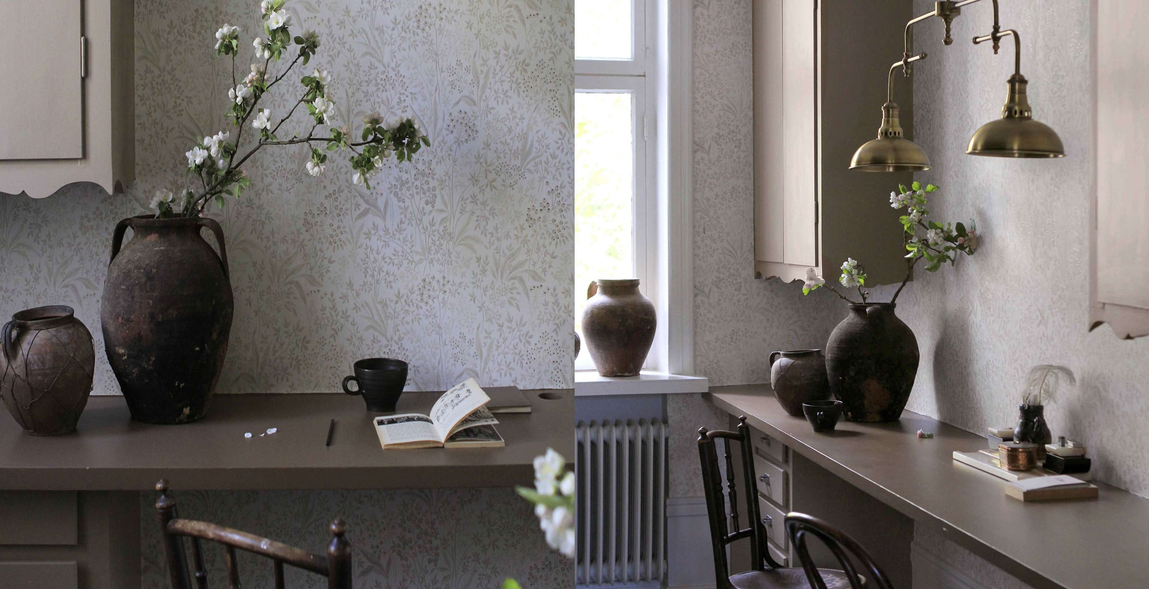 Nocturne, beige tapet från Boråstapeter med blommigt mönster i vit och beige. Från kollektionen Vårt Arkiv. Nonwoven-material med rak passning.