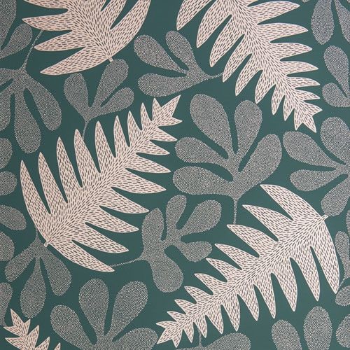 Deep Sea Poseidon tapet från Midbec med botaniskt mönster i grön. Från kollektionen Pioneer. Nonwoven-material med förskjuten passning. Lek, country-stil.