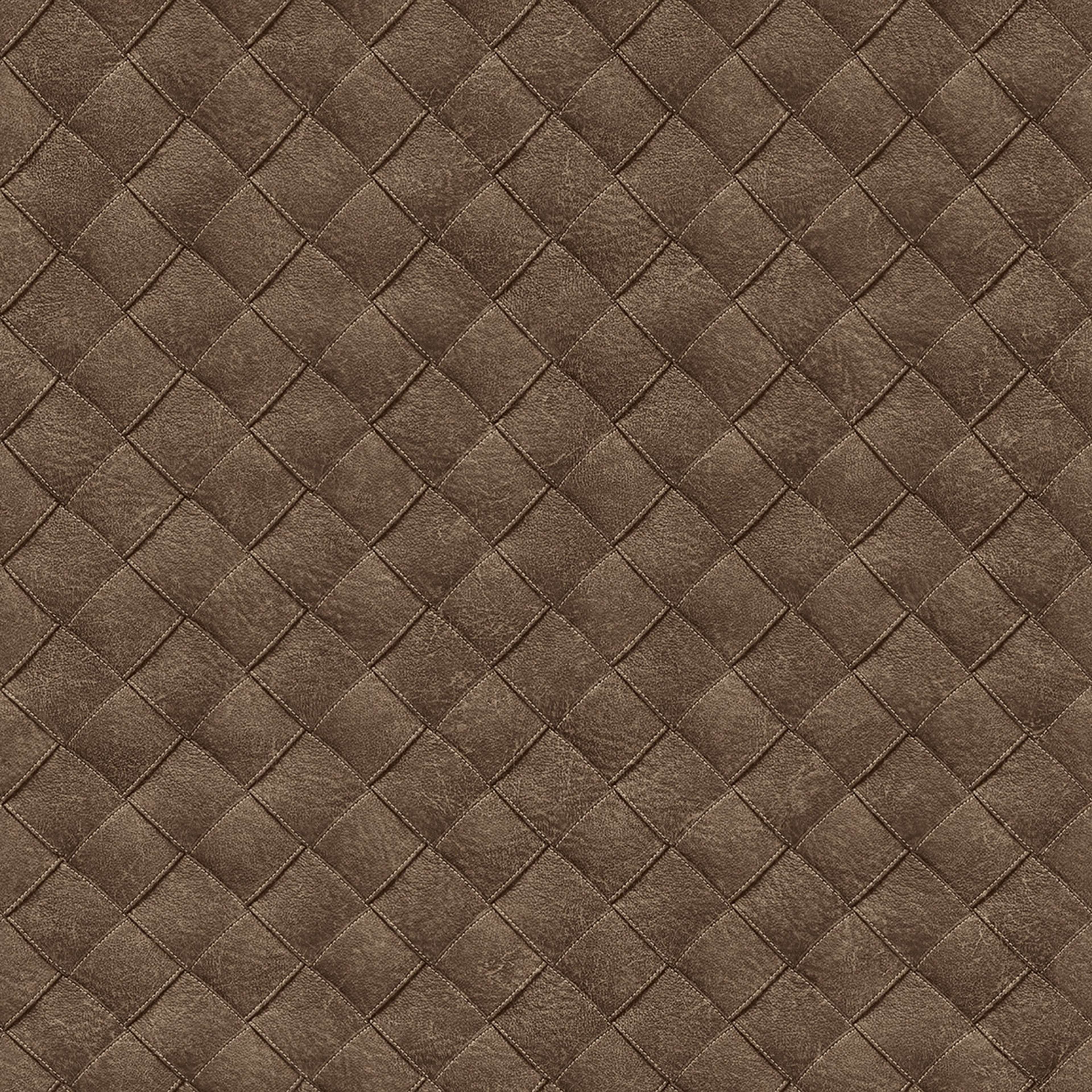 Leather Patchwork tapet med rutigt mönster i brun. Från kollektionen Tahiti. Nonwoven-material med rak passning. City-stil. Passar i vardagsrum, matsal och hall.