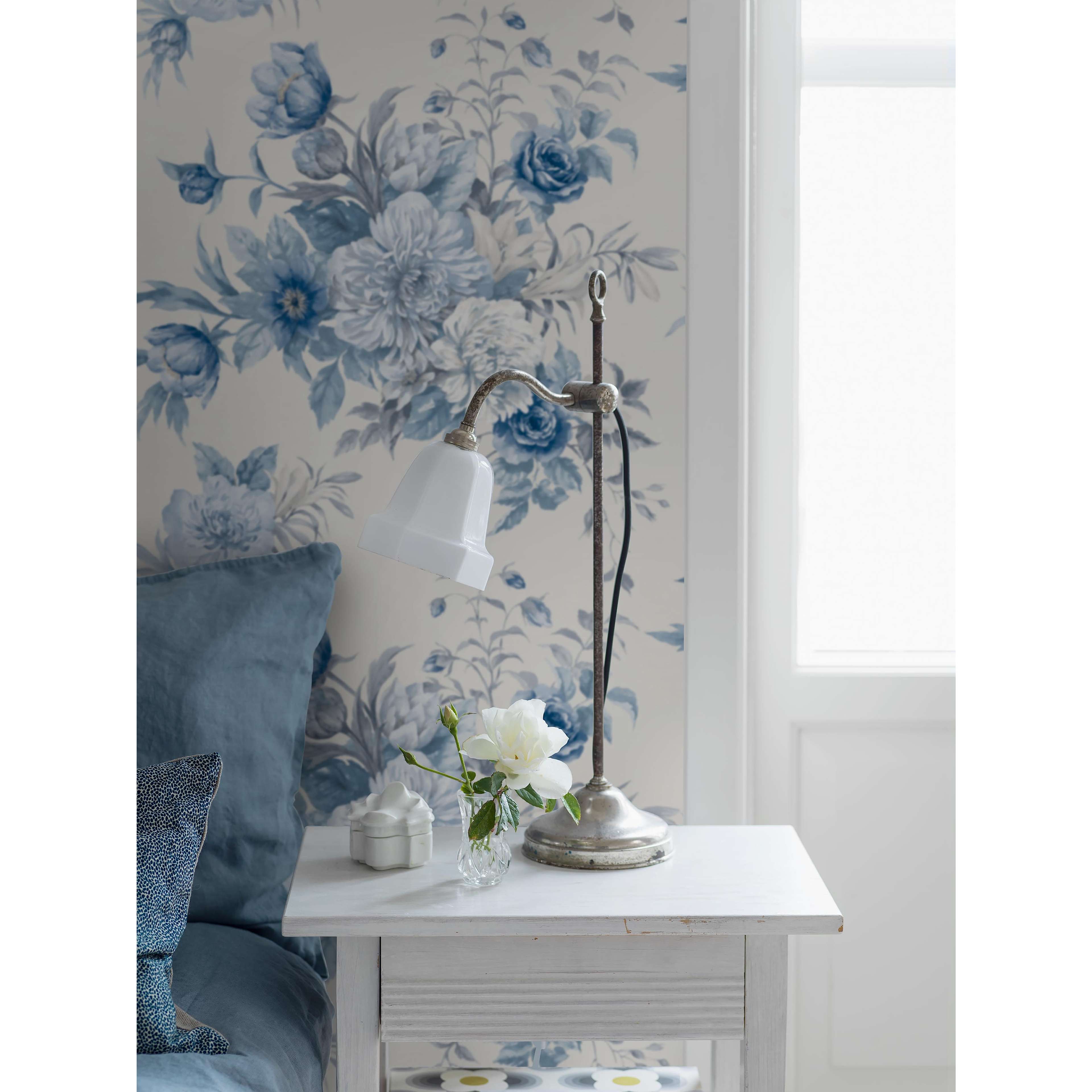 Floral Charm, tapet tapet med blommigt mönster i vit och blå. Från kollektionen Blue & White. Nonwoven-material med förskjuten passning. Passar i sovrum.