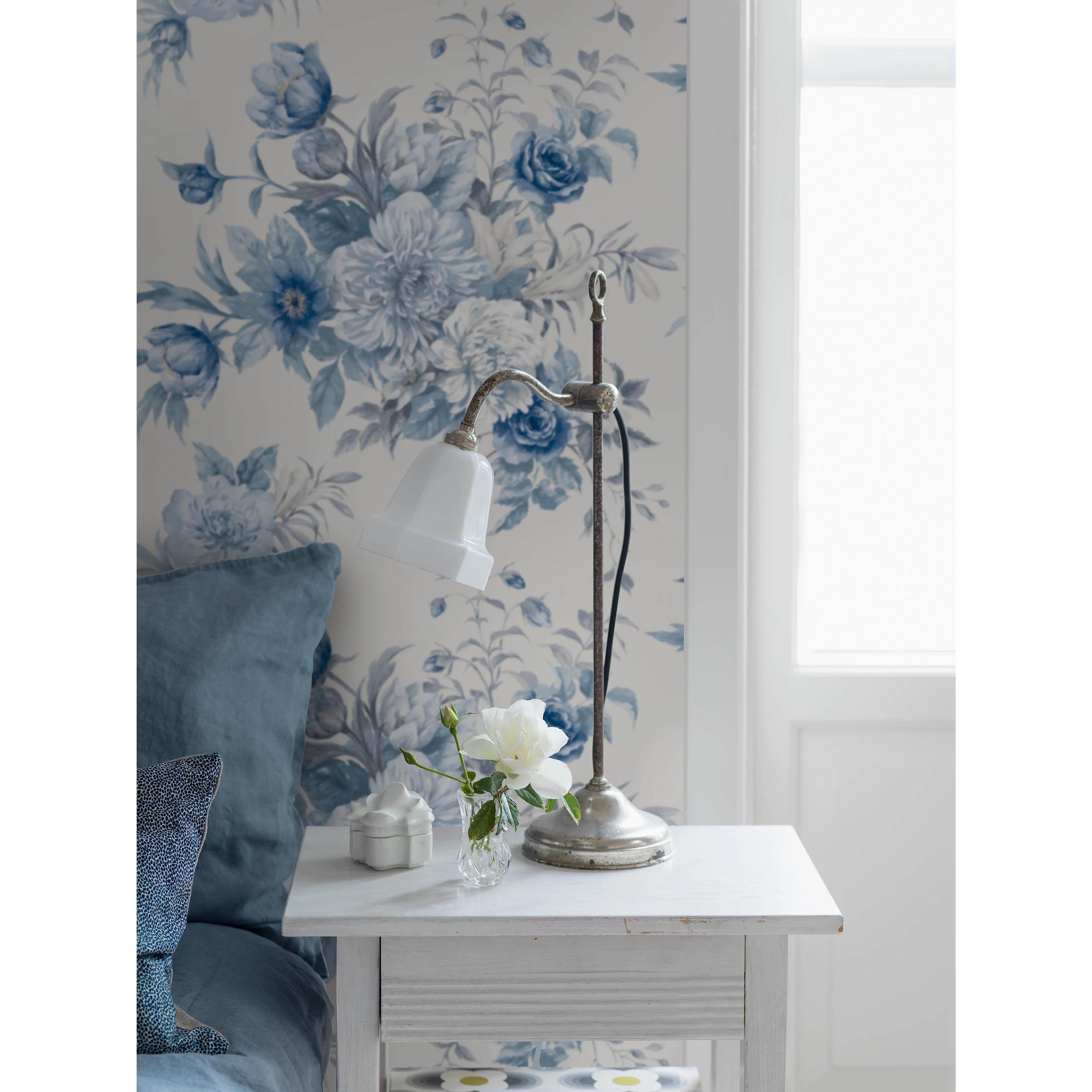 Floral Charm, tapet tapet med blommigt mönster i vit och blå. Från kollektionen Blue & White. Nonwoven-material med förskjuten passning. Passar i sovrum.