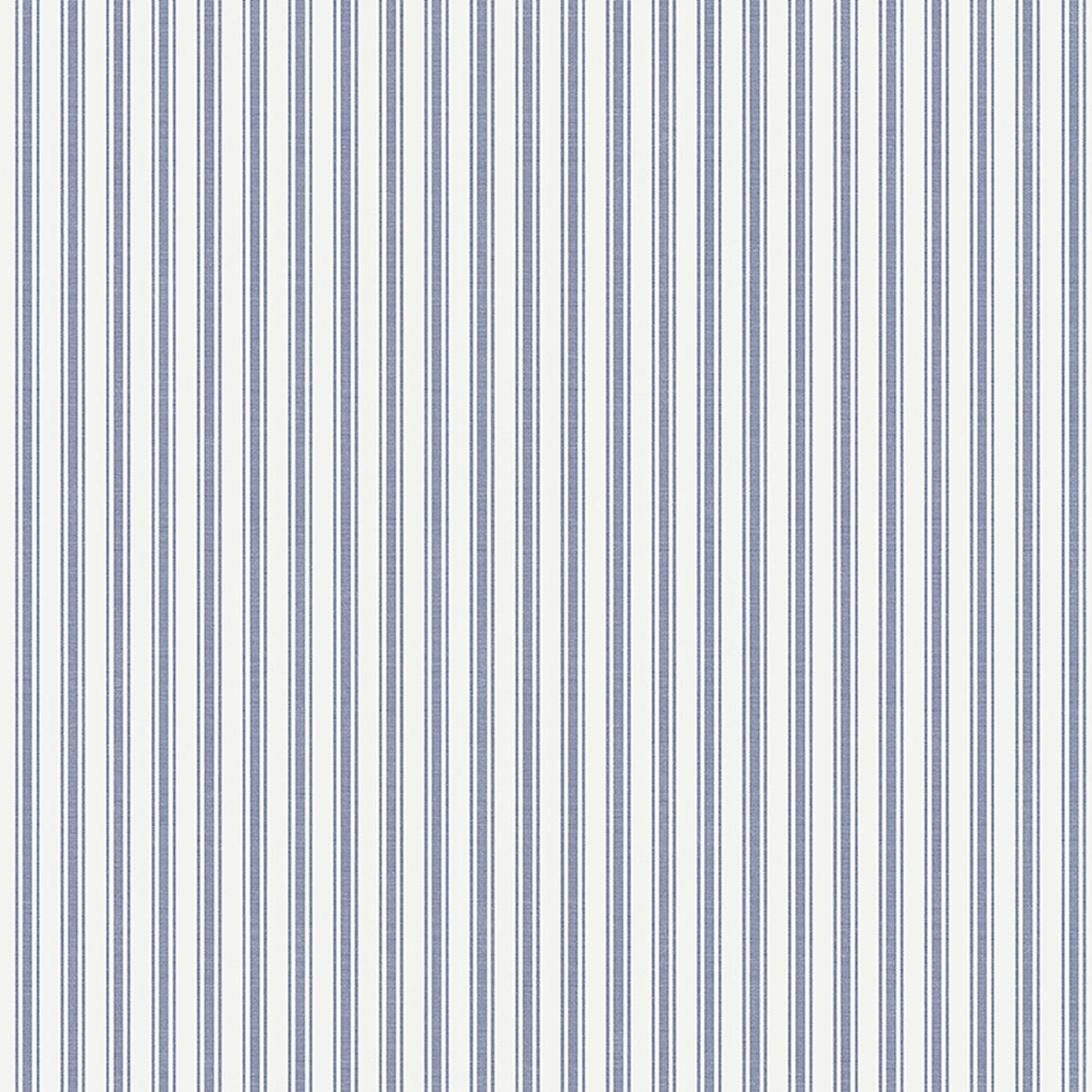 Aspö Stripe tapet från Boråstapeter med randigt mönster i blå. Från kollektionen Marstrand II. Nonwoven-material. Passar i vardagsrum, matsal och arbetsrum.