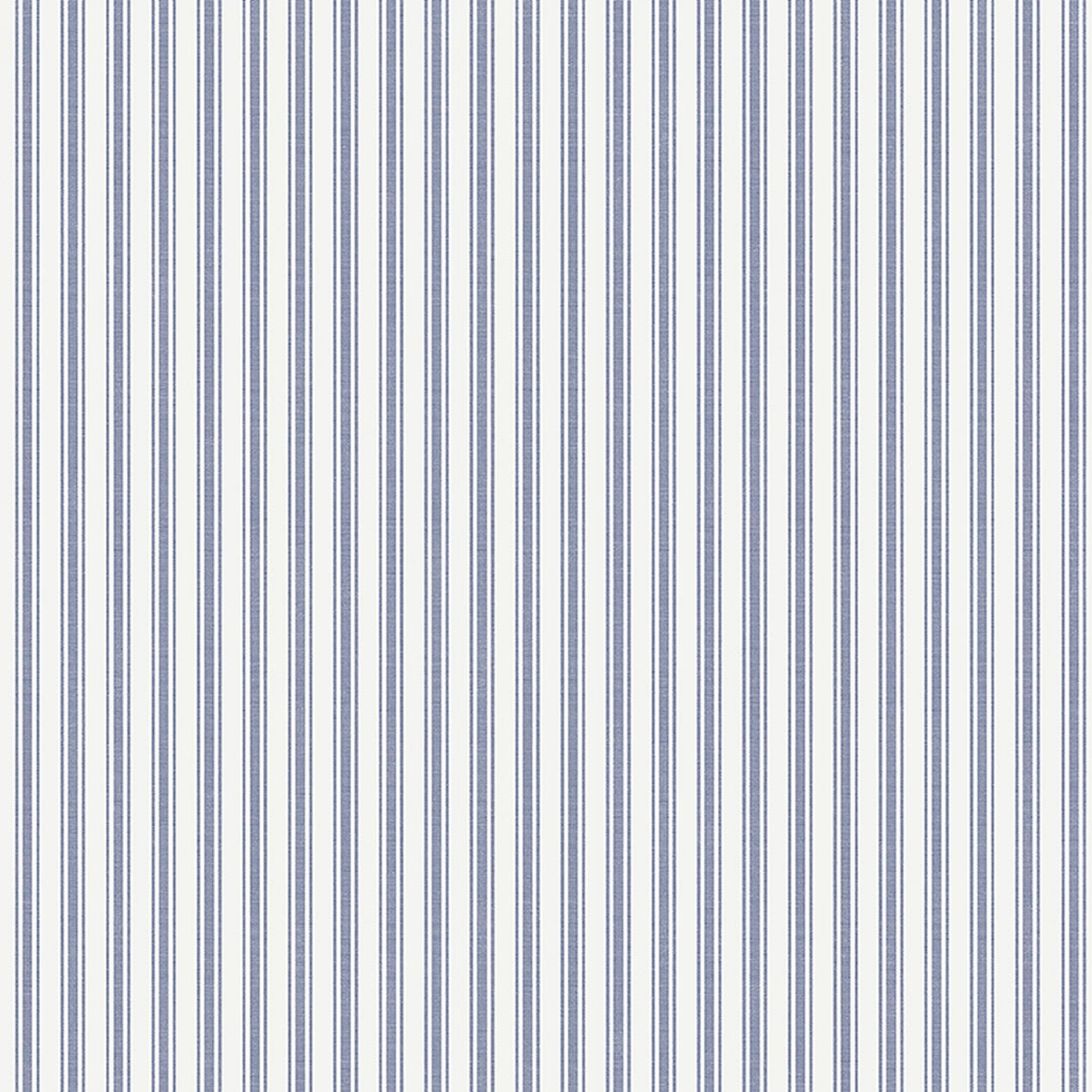 Aspö Stripe tapet från Boråstapeter med randigt mönster i blå. Från kollektionen Marstrand II. Nonwoven-material. Passar i vardagsrum, matsal och arbetsrum.