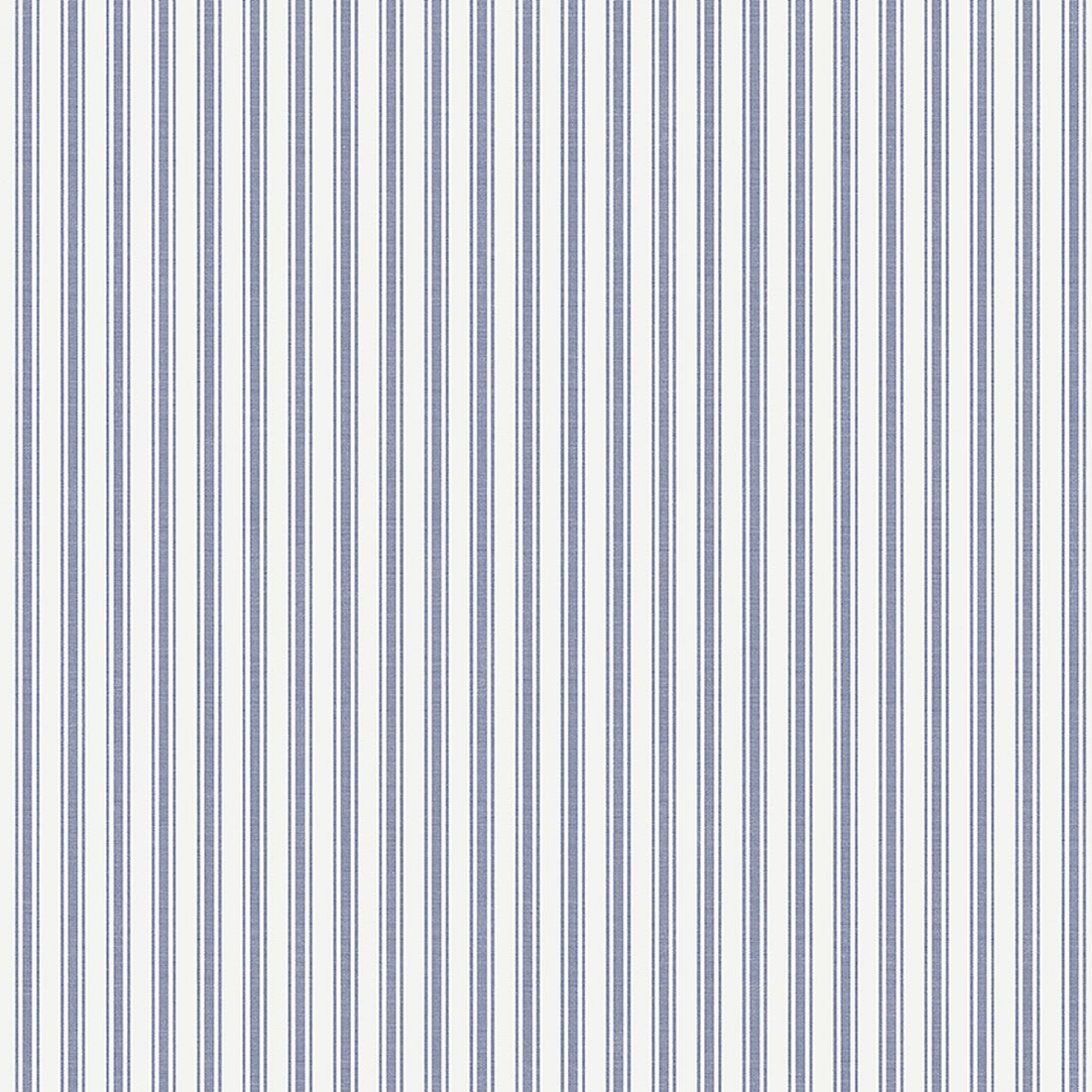 Aspö Stripe tapet från Boråstapeter med randigt mönster i blå. Från kollektionen Marstrand II. Nonwoven-material. Passar i vardagsrum, matsal och arbetsrum.