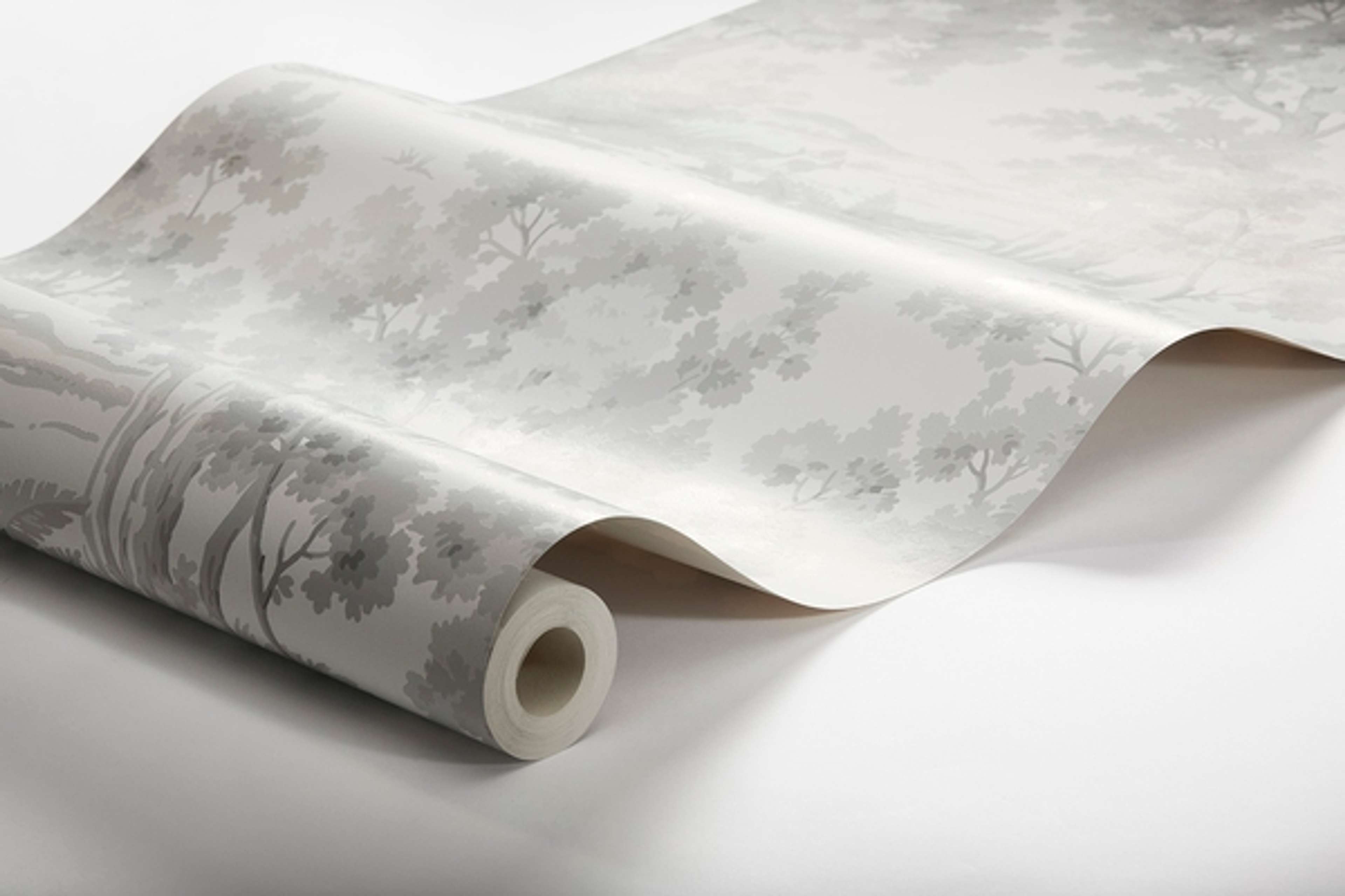 Countryside Morning tapet från Boråstapeter med botaniskt mönster i grå. Från kollektionen Falsterbo III. Nonwoven-material med förskjuten passning.