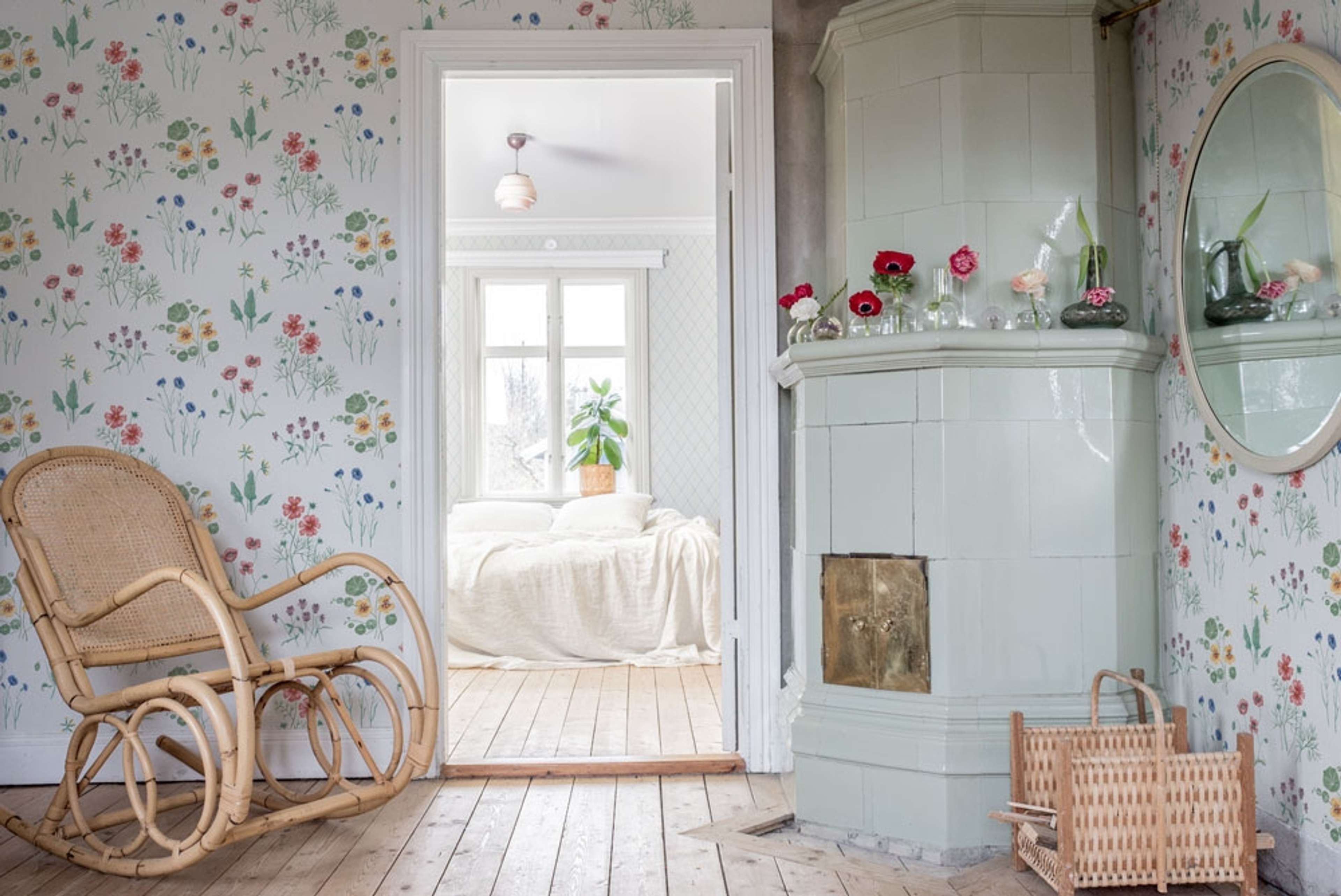 Maj sommarblommor i blått, lila, rött och orange tapet från Midbec med blommigt mönster i vit. Från kollektionen Morgongåva. Nonwoven-material med förskjuten passning.