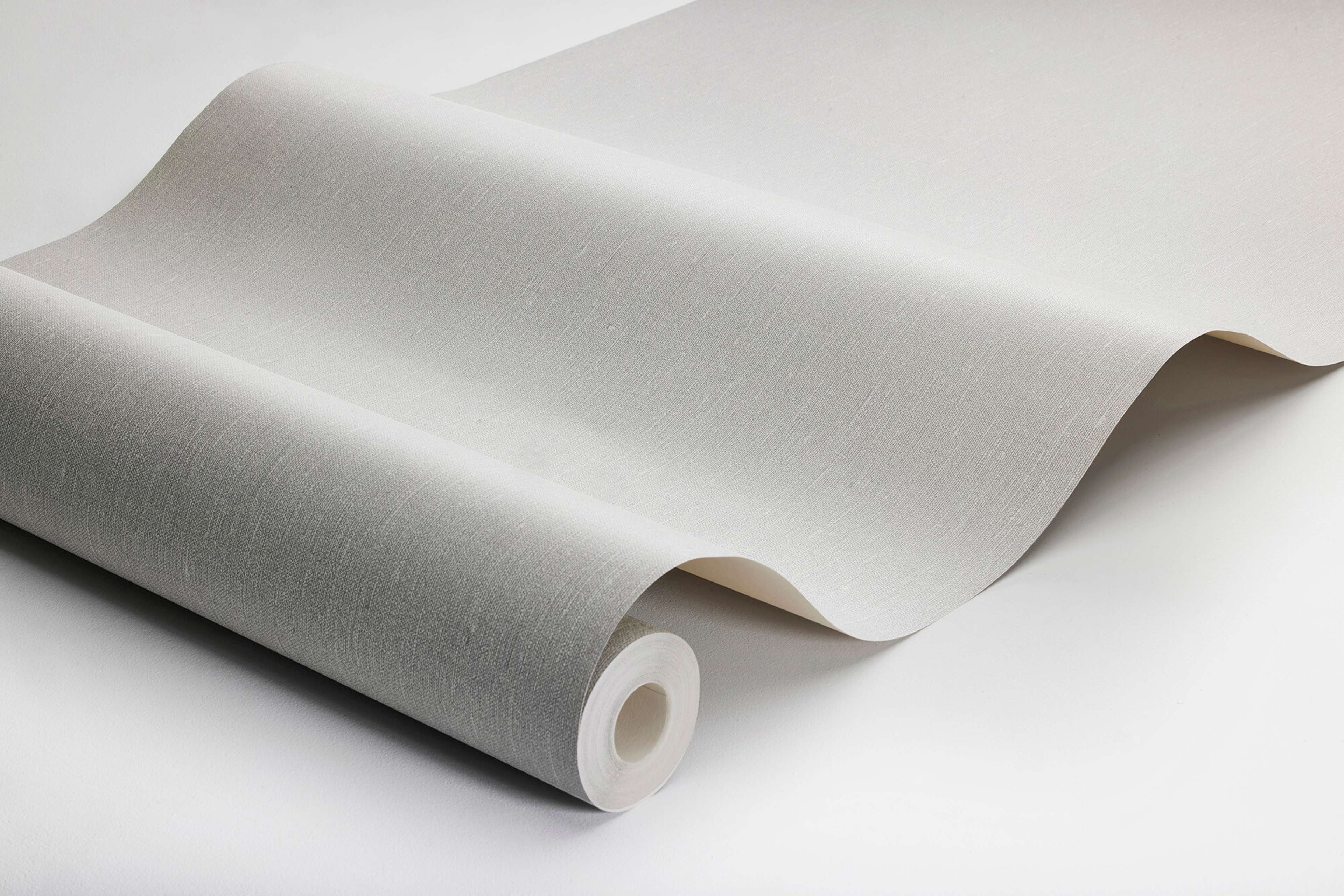 Dove Grey tapet med enfargat, textilimitation mönster i grå. Från kollektionen Linen. Nonwoven-material. Passar i vardagsrum och matsal.
