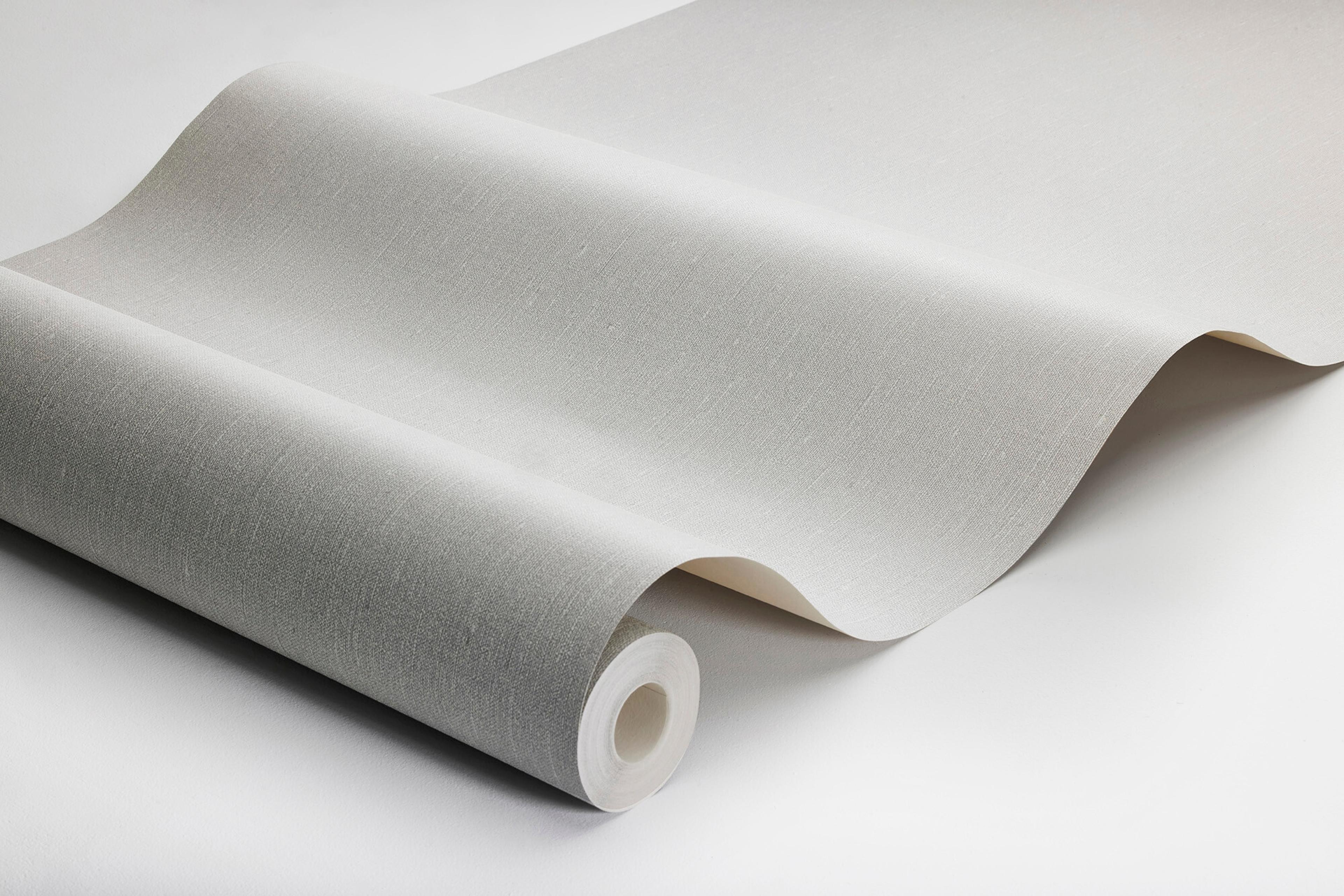 Dove Grey tapet med enfargat, textilimitation mönster i grå. Från kollektionen Linen. Nonwoven-material. Passar i vardagsrum och matsal.