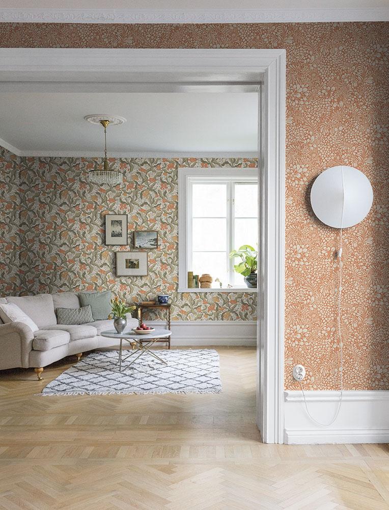Bodri blommor och blad i grönt och orange tapet med blommigt mönster i grön och orange. Från kollektionen Lina 2. Nonwoven-material med förskjuten passning.