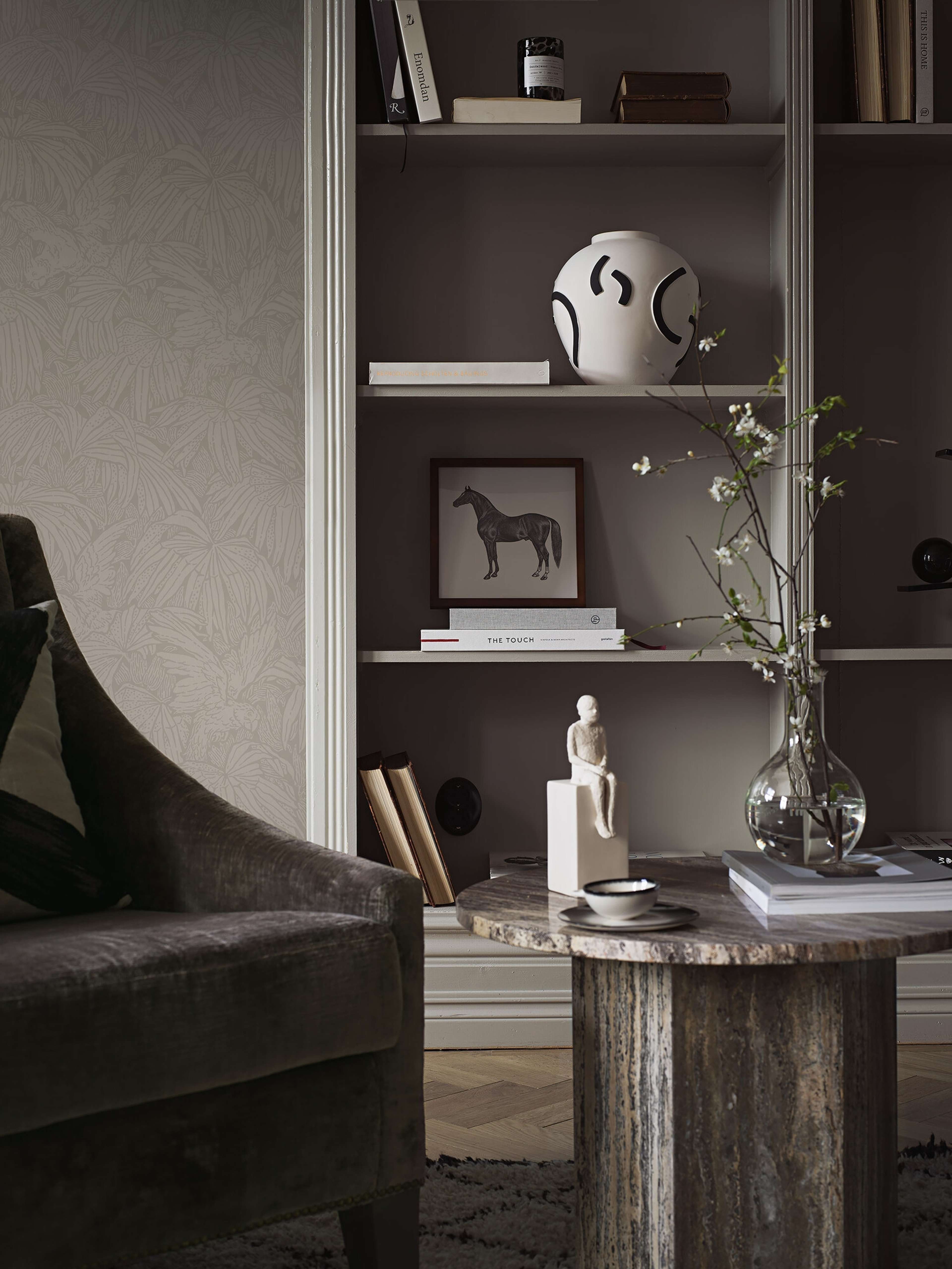 Hidden Parrot grå tapet med djur, botaniskt mönster i beige. Från kollektionen Treasured. Nonwoven-material med förskjuten passning. Passar i kök, hall och arbetsrum.