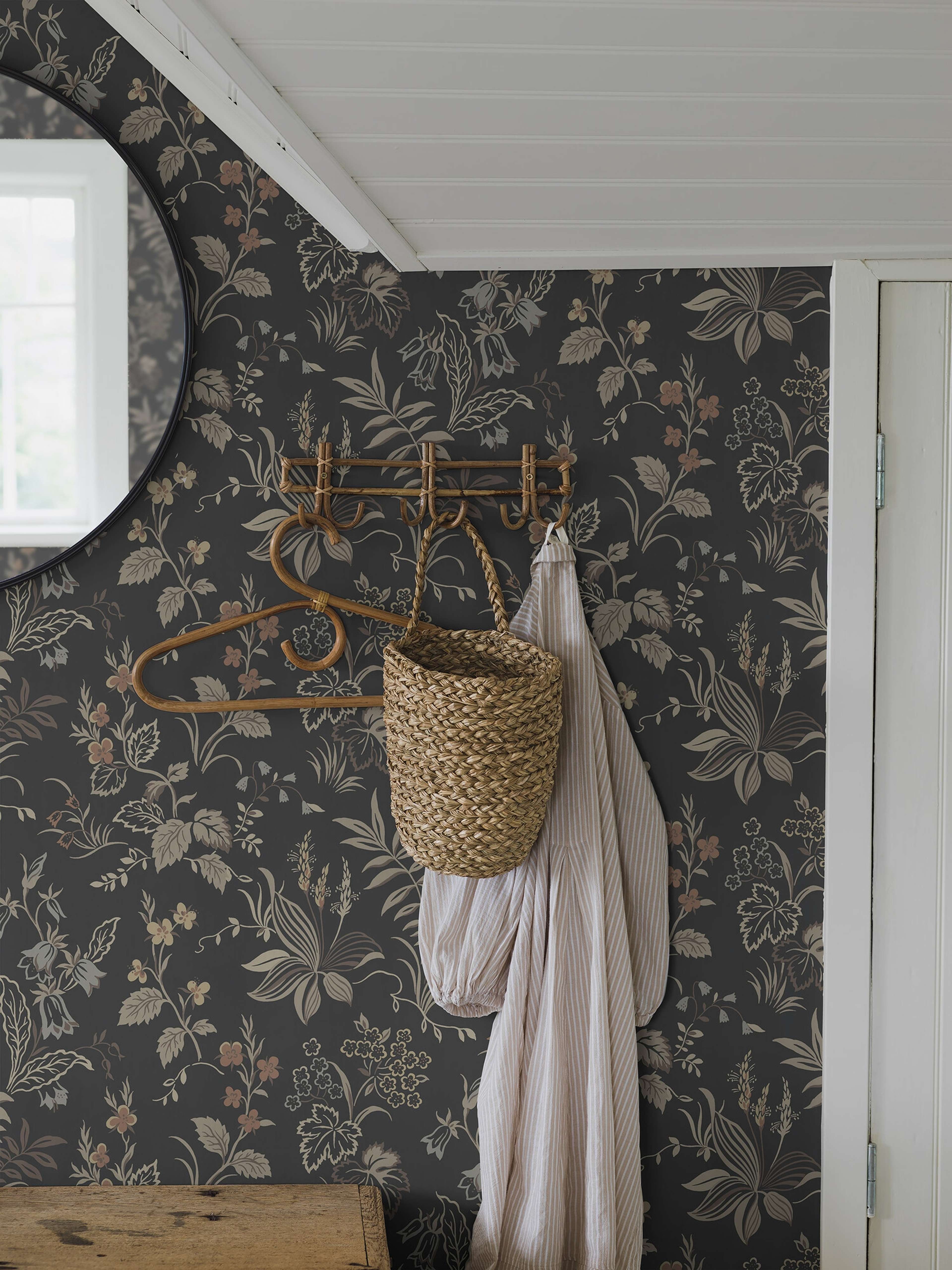 Folklore tapet med blommigt mönster i grå. Från kollektionen timeless traditions. Nonwoven-material med förskjuten passning.
