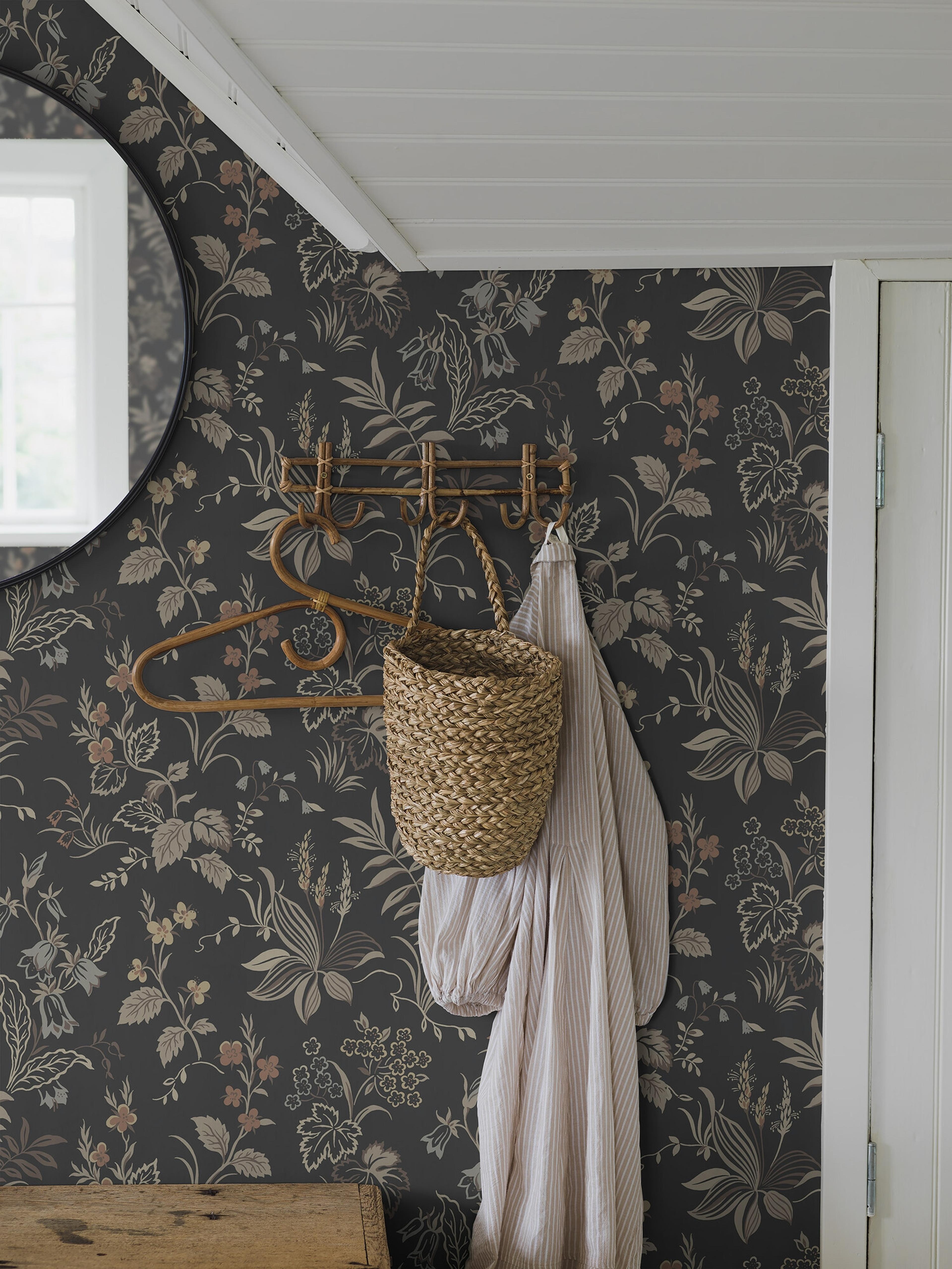 Folklore tapet med blommigt mönster i grå. Från kollektionen timeless traditions. Nonwoven-material med förskjuten passning.