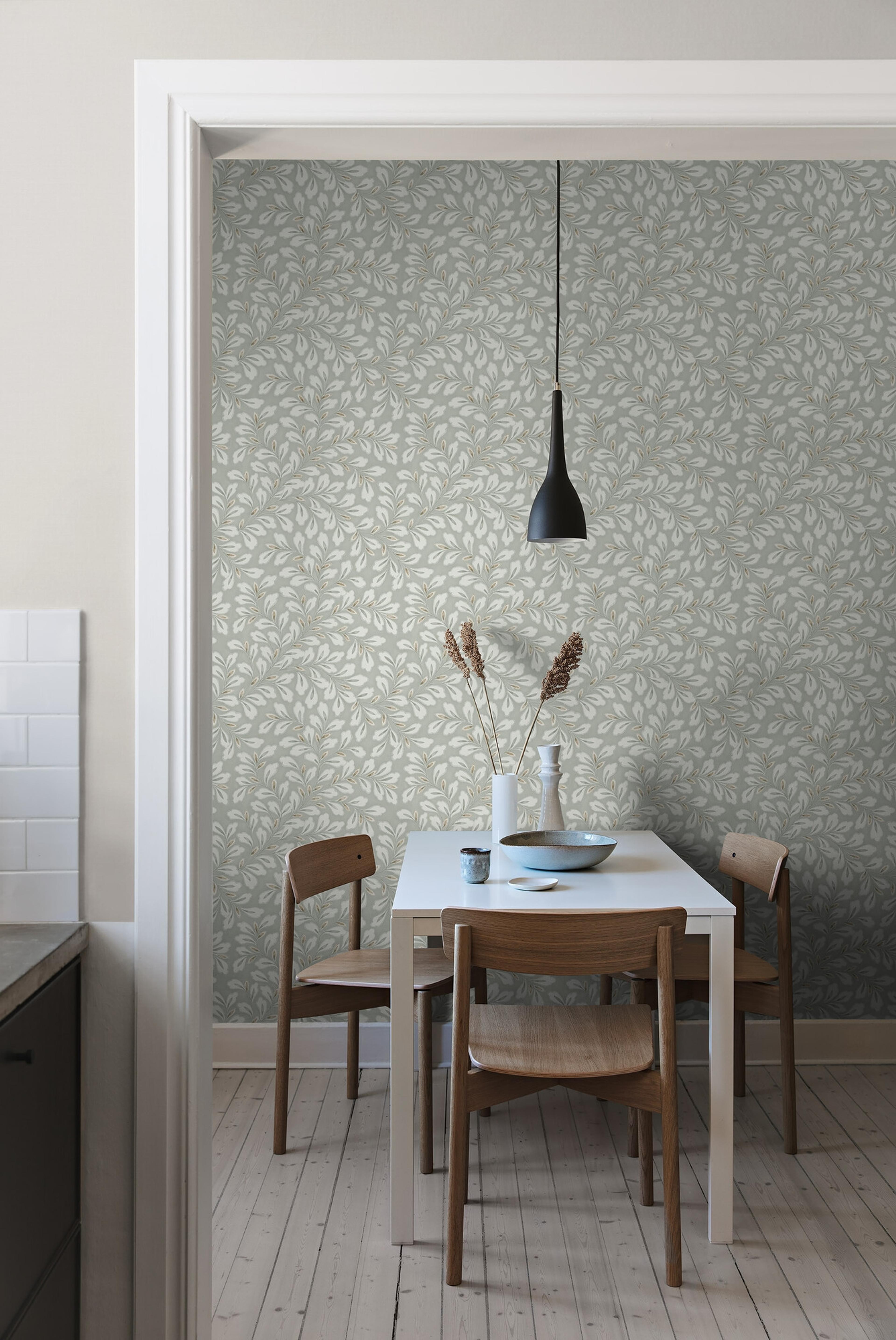 Liv tapet med botaniskt mönster i grön. Från kollektionen melodi. Nonwoven-material med rak passning. Country-stil. Passar i vardagsrum, matsal och arbetsrum.
